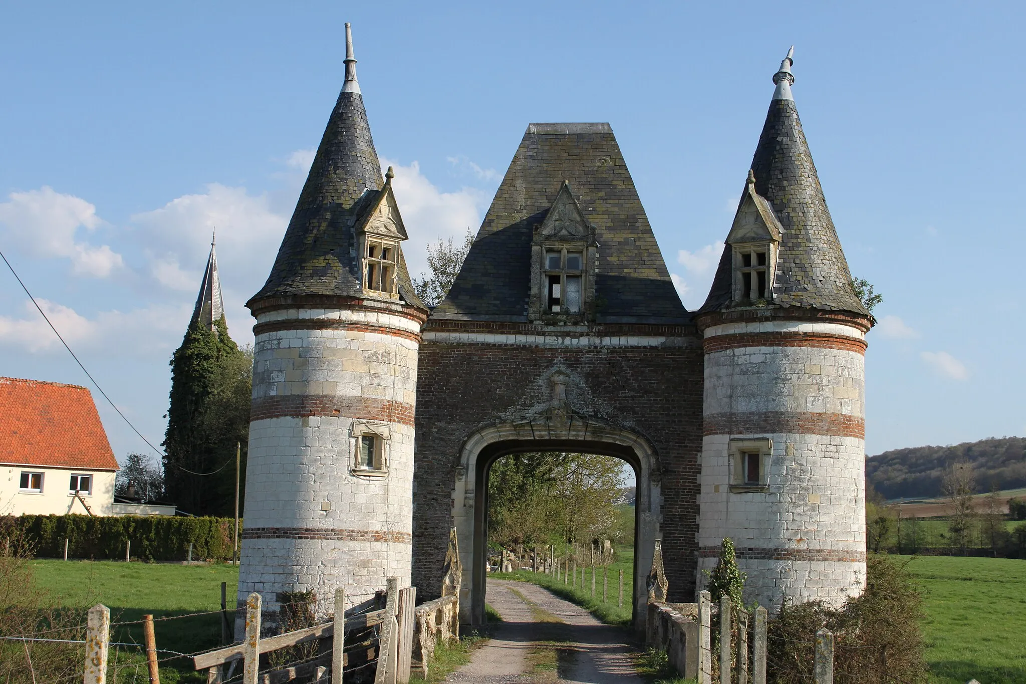 Photo showing: porte de château à Dampierre St-Nicolas