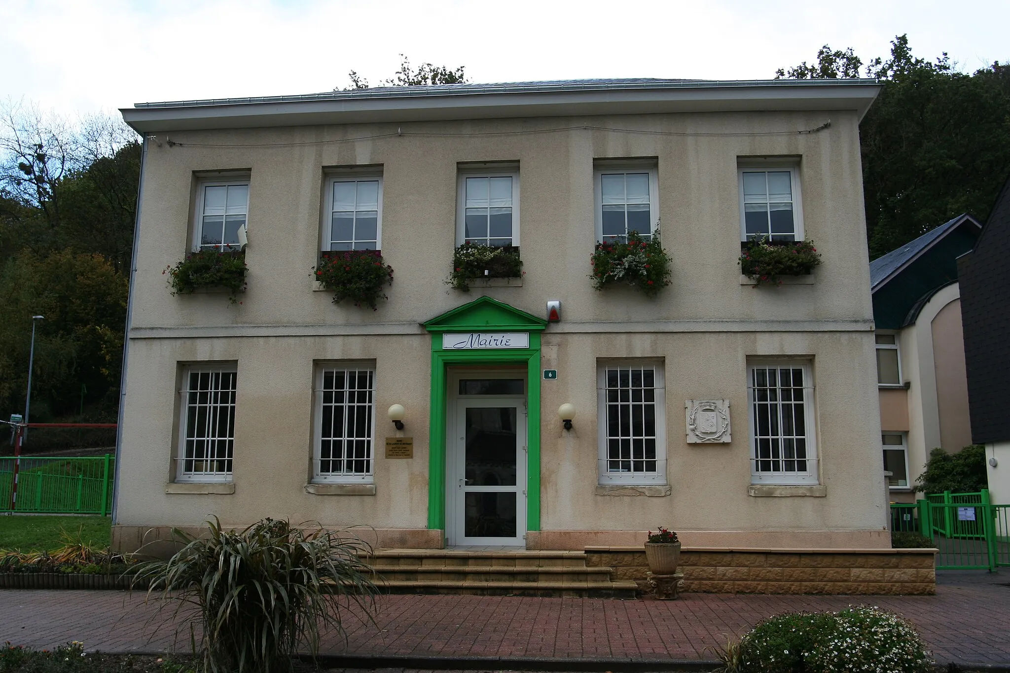 Photo showing: La mairie de Saint-Laurent-de-Brèvedent.