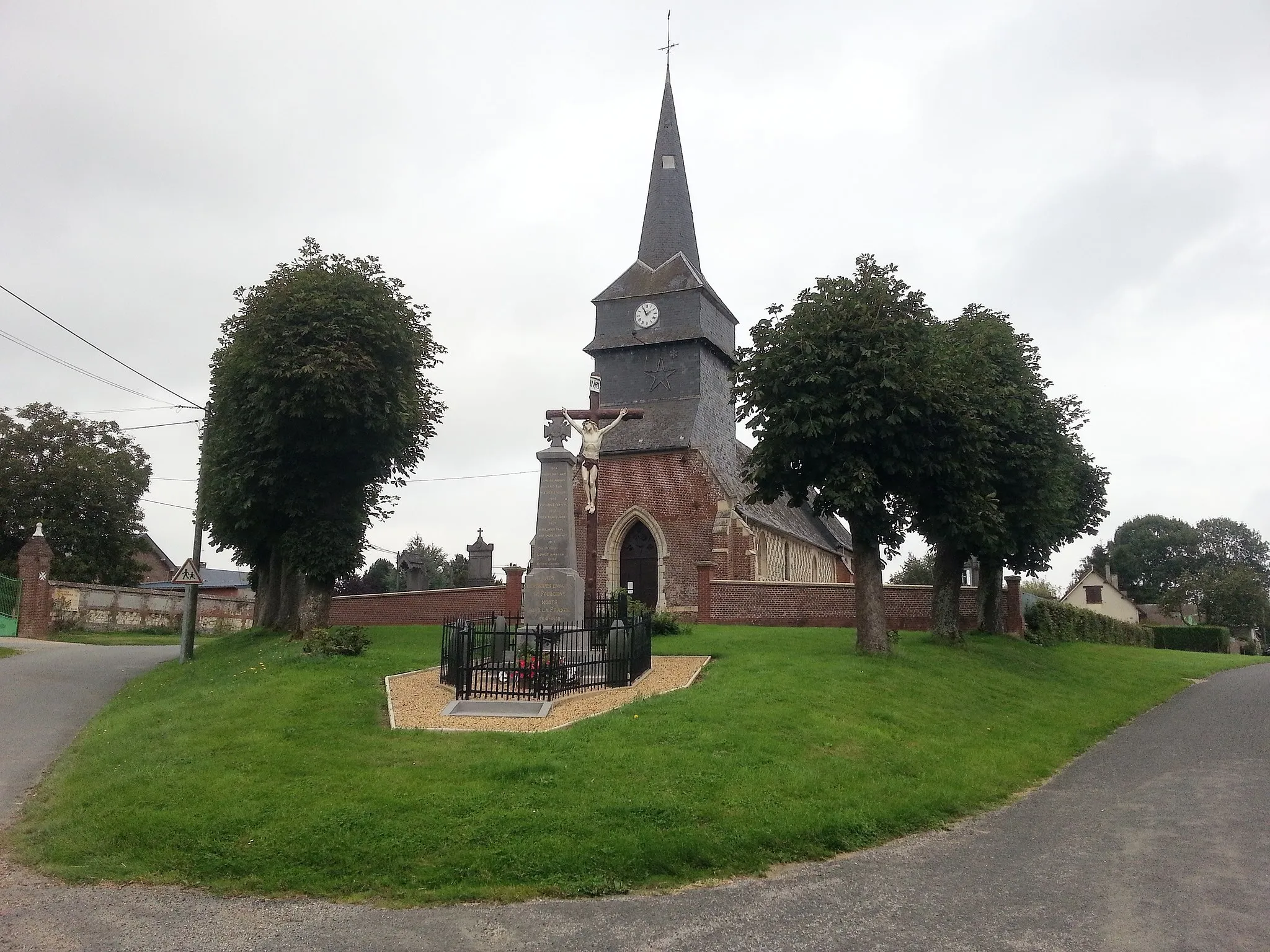 Photo showing: Fourcigny : L'église Saint-Jean-Baptiste et le monument aux morts.