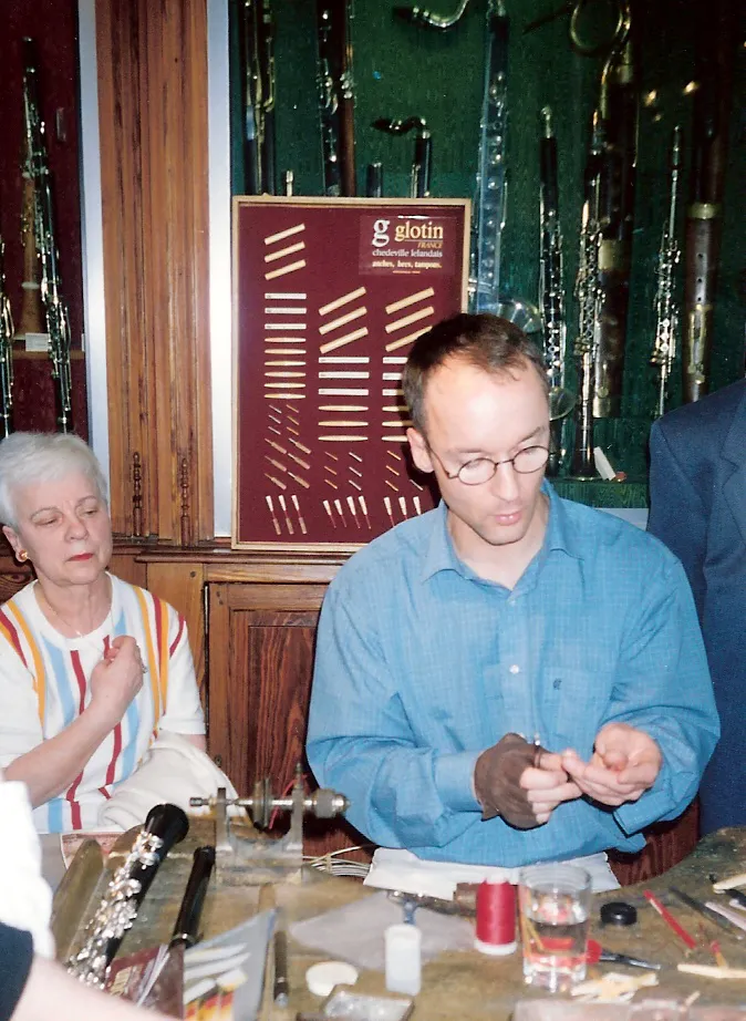 Photo showing: Photographie du hautboïste Dominique ENON. Démonstration de montage et grattage d'anches de hautbois lors des portes ouvertes au musée des instruments à vent de La Couture-Boussey