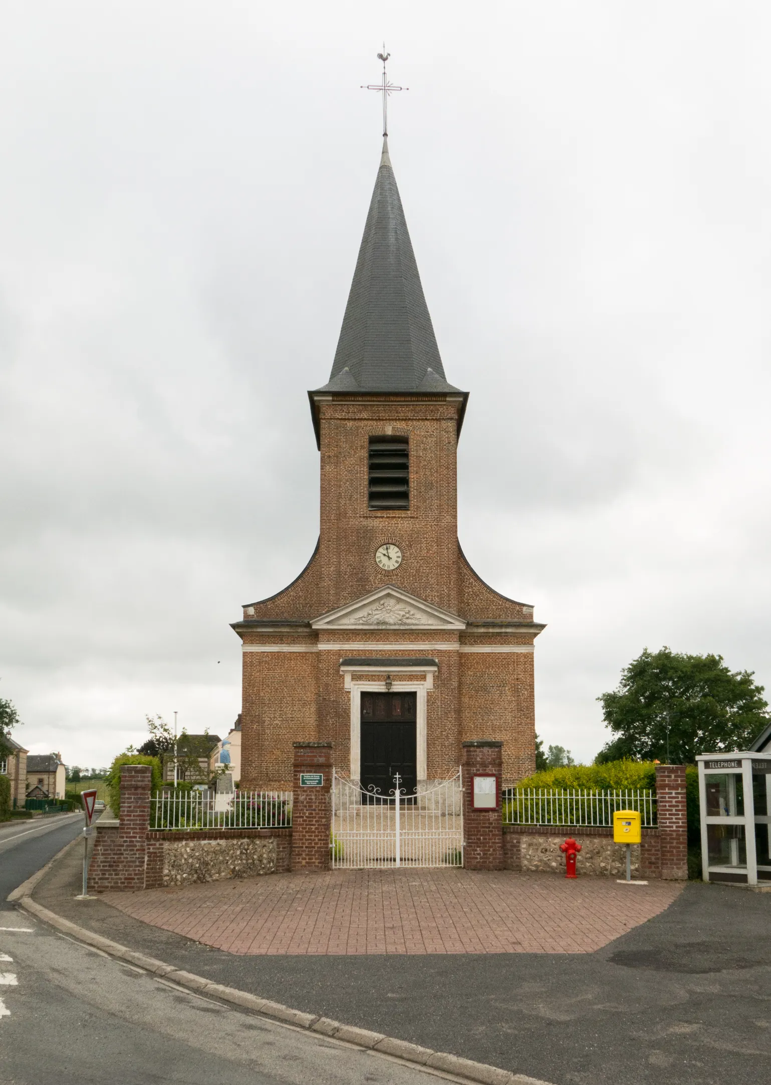 Photo showing: Vergetot Churchyard