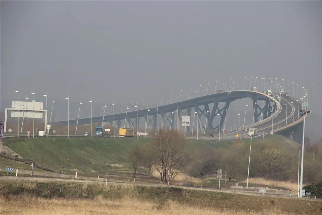 Photo showing: Le pont vu depuis le Pont de Normandie