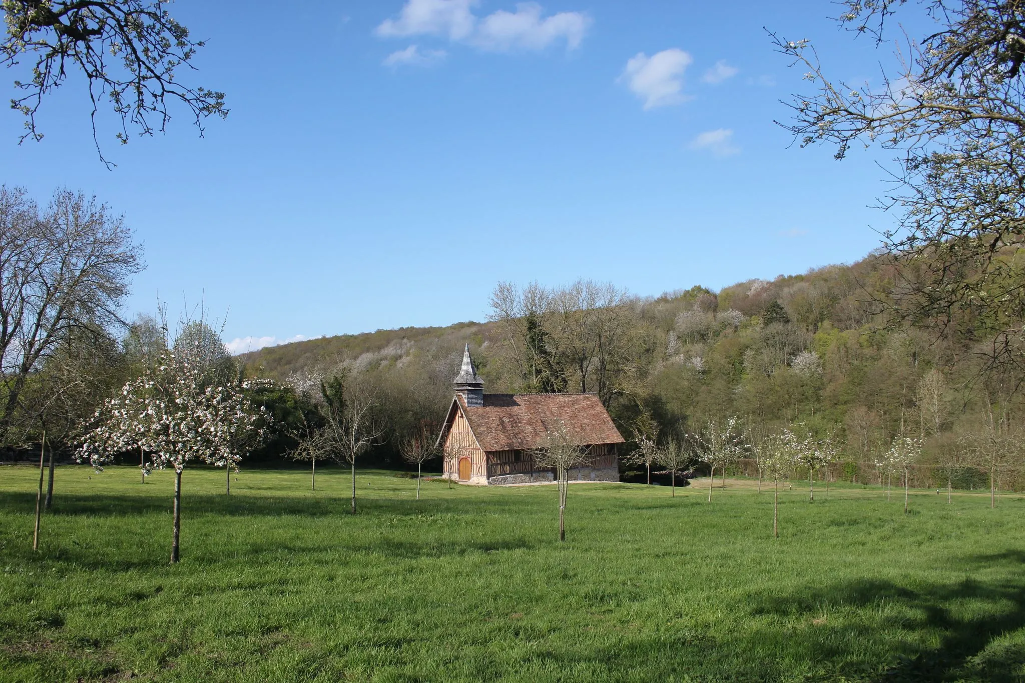 Photo showing: La chapelle Saint-Firmin et sa cour plantée de pommiers