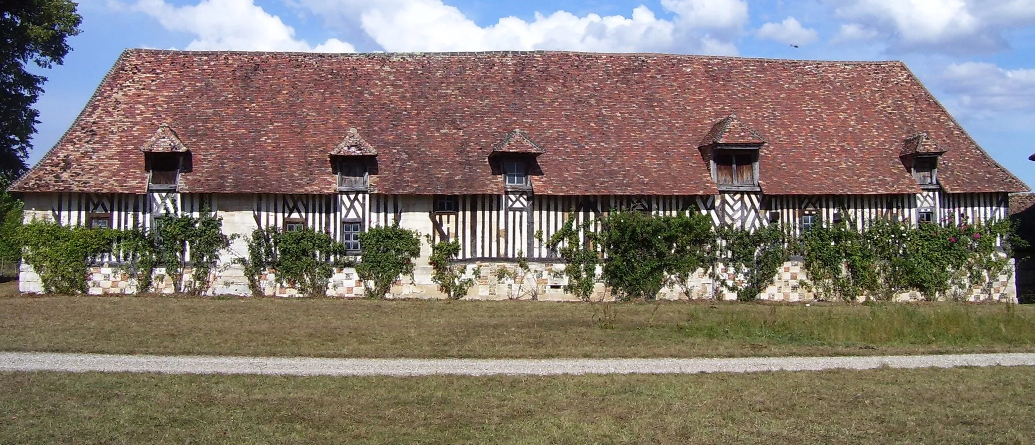 Photo showing: Stable at the castle of Launay, it was built in the 16th century.  The whole property except one building is classified as monument historique. The castle of Launay is situated near Saint-Georges-du-Vièvre in the département Eure in the region Normandie of France.