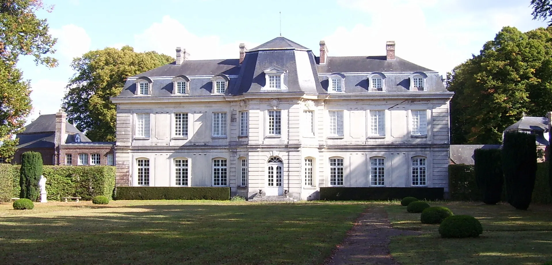 Photo showing: The castle of Launay was built around 1730 and replaced an older castle. It is situated near Saint-Georges-du-Vièvre in the département Eure in the region Haute-Normandie of France.