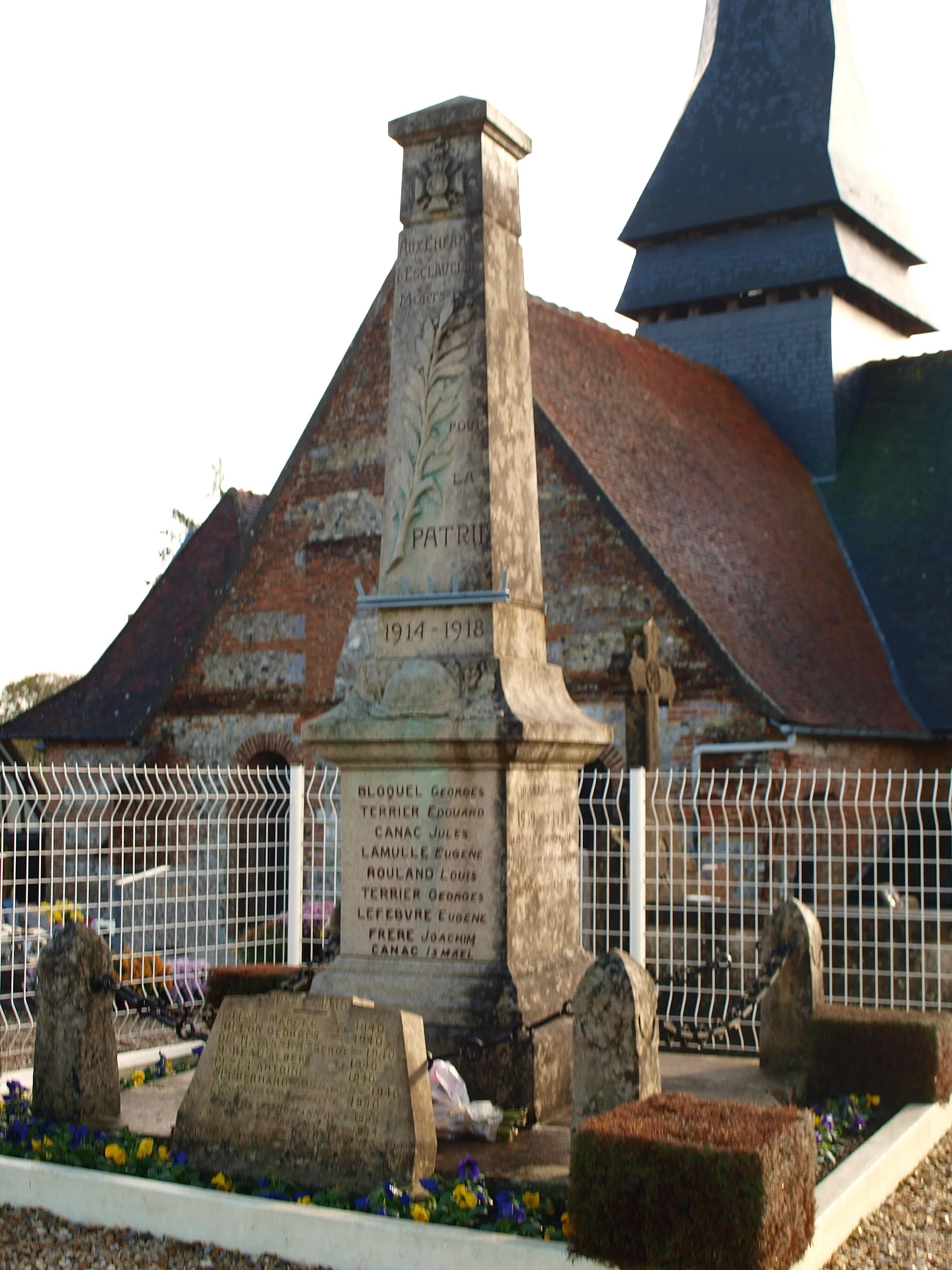 Photo showing: Esclavelles (Seine-Inférieure, France) ; monument aux morts