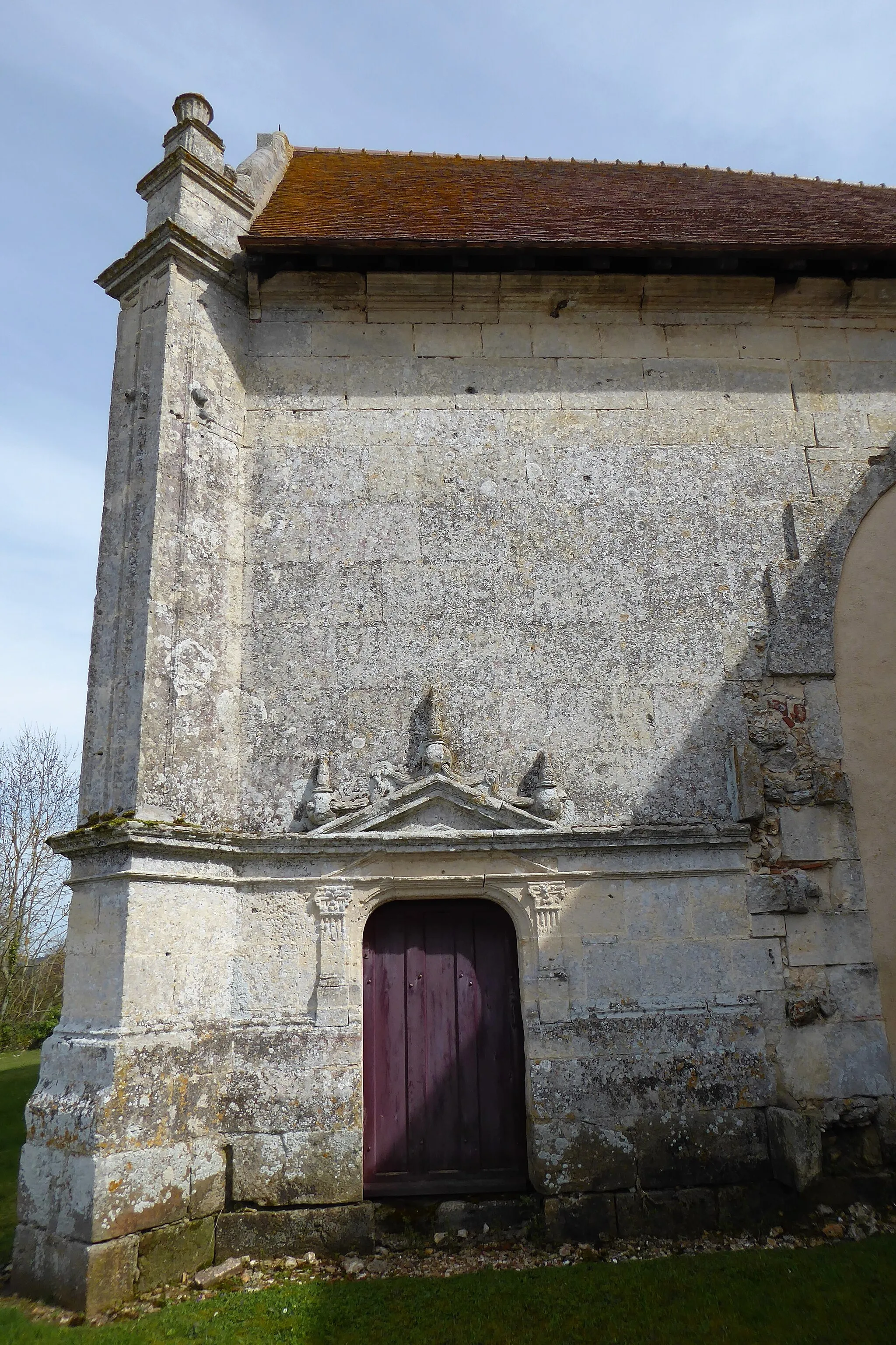 Photo showing: porte du transept nord, église Saint-Pierre, Dampierre-sur-Avre, Eure-et-Loir, France.
