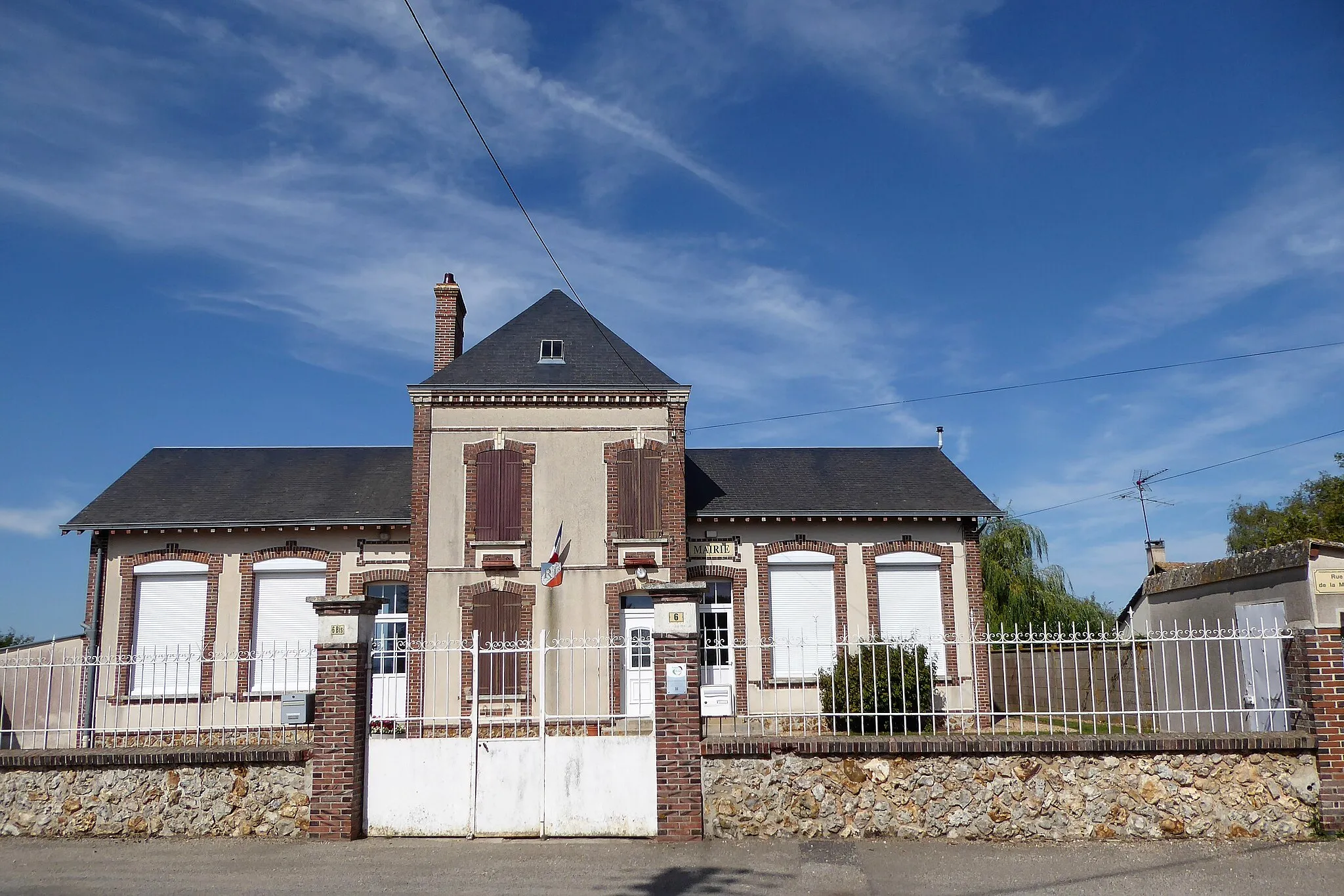 Photo showing: mairie de Fessanvilliers-Mattanvilliers, Fessanvilliers, Eure-et-Loir, France.