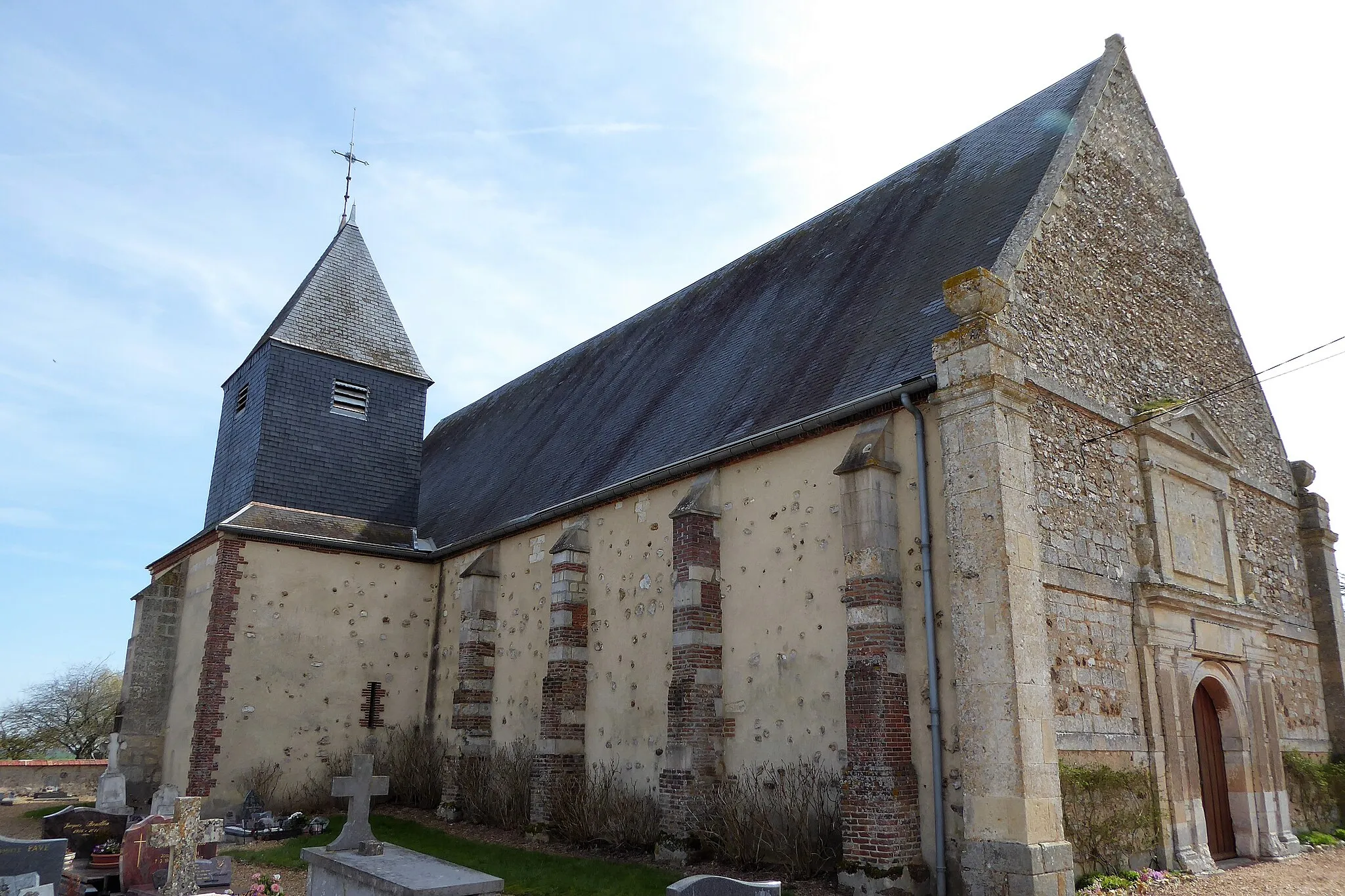 Photo showing: mur nord et tour-clocher de l'église Saint-Martin, Châtaincourt, Eure-et-Loir, France.