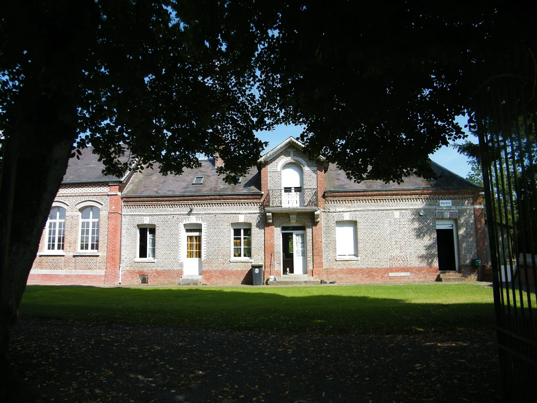 Photo showing: Mairie-école de Bettembos, Somme, France.
