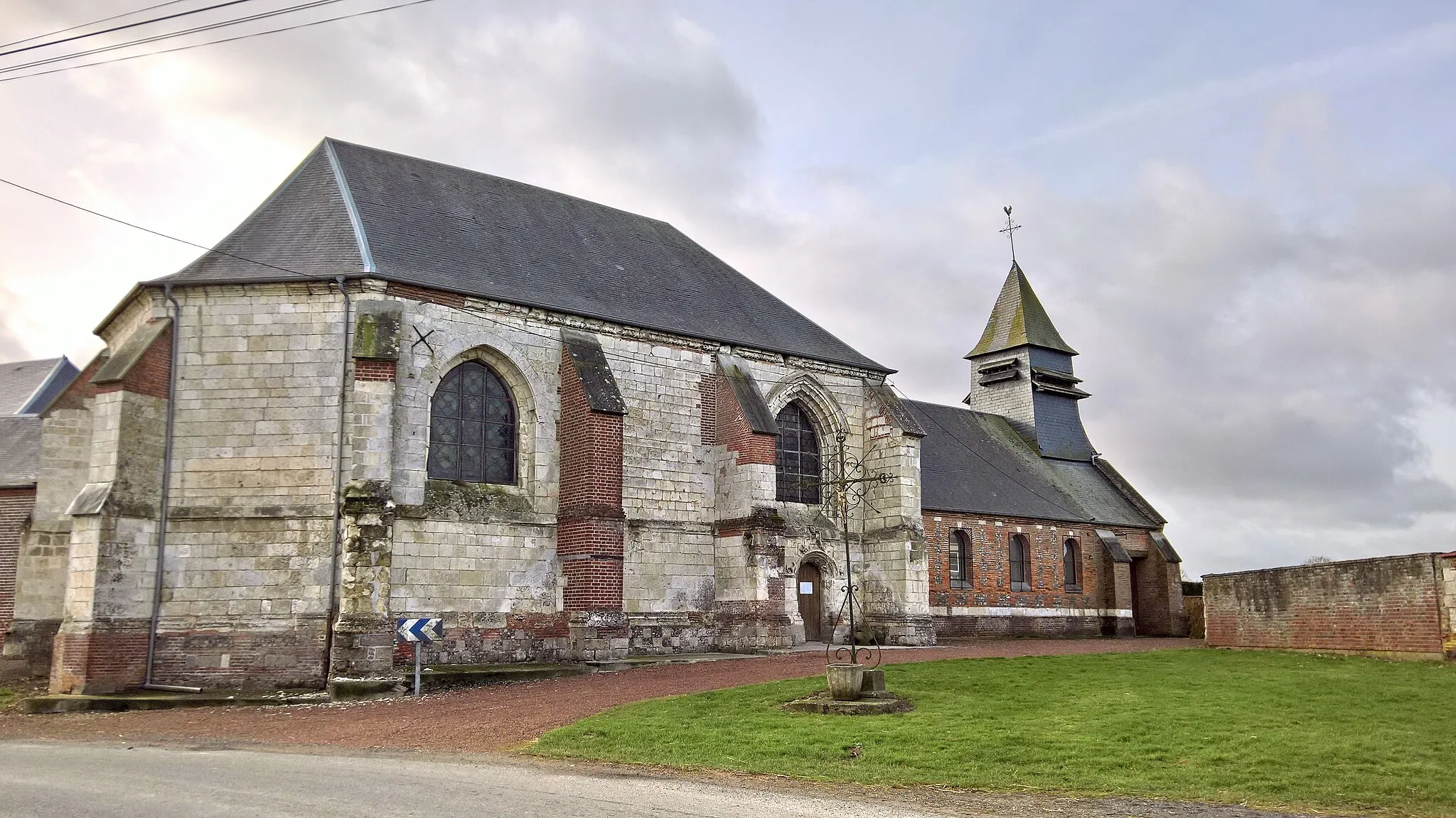 Photo showing: Caulières - L'église de l'église Sainte-Marie-Madeleine-et-Saint-Saturnin
