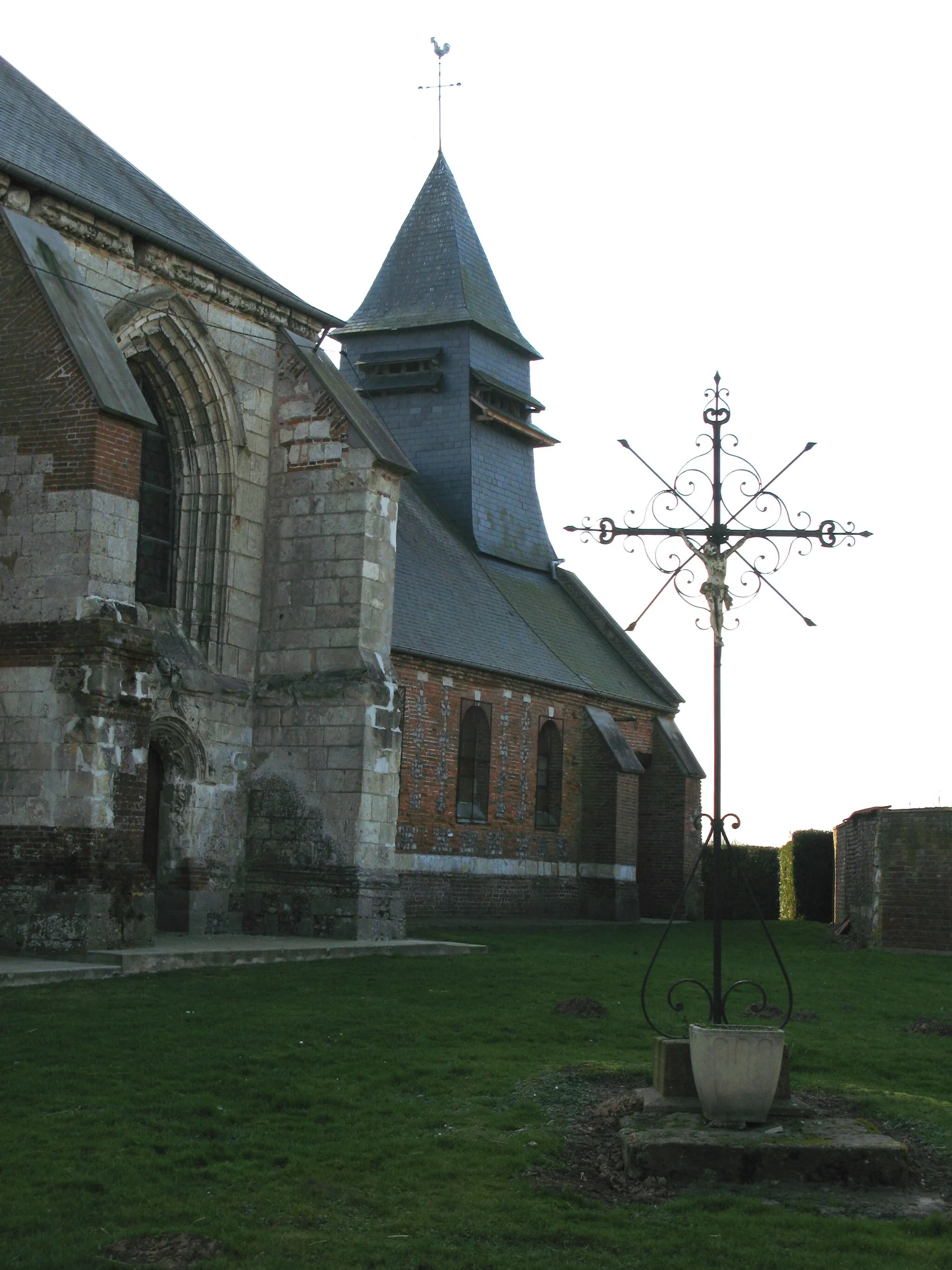 Photo showing: Caulières (Somme, France) -
L'église et le calvaire..
.