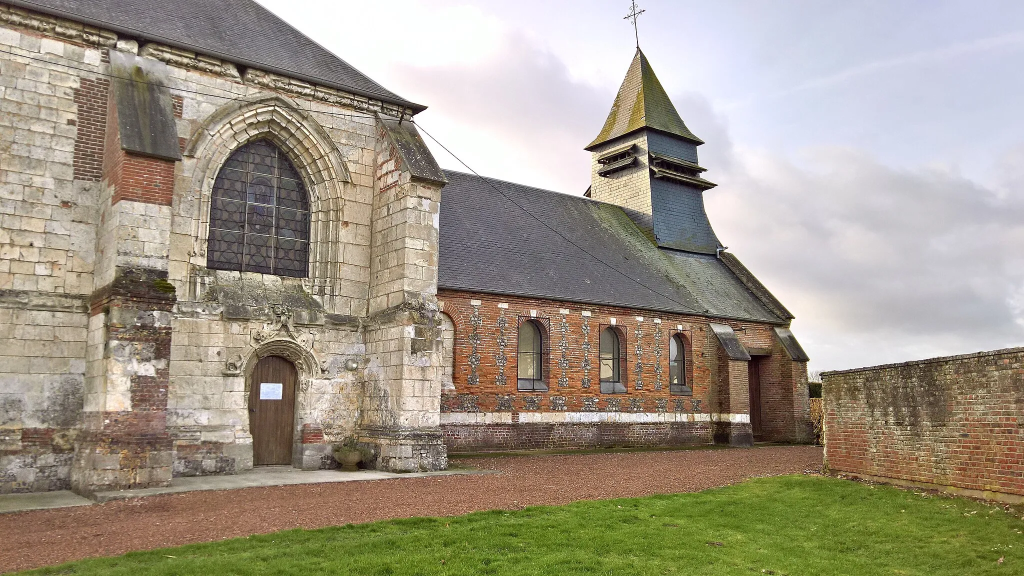 Photo showing: Caulières : côté de l'église Sainte-Marie-Madeleine-et-Saint-Saturnin