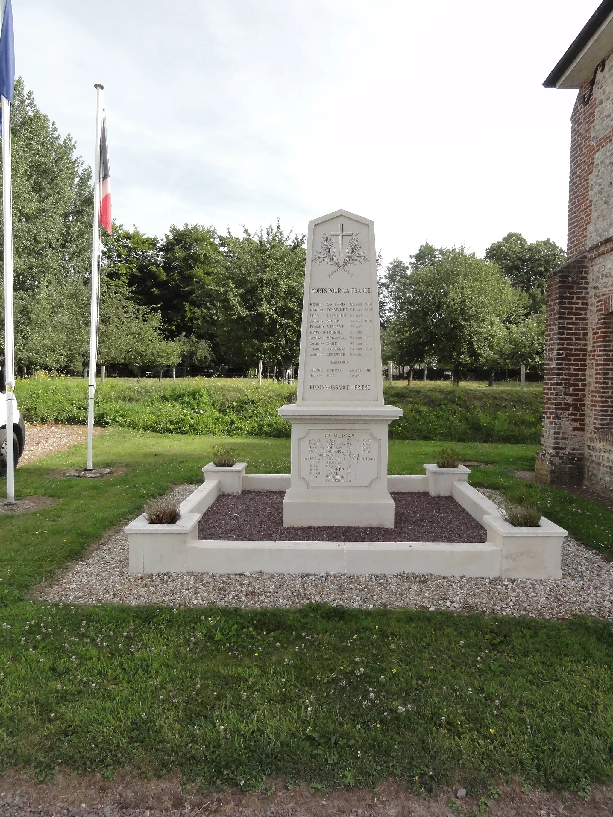 Photo showing: Cleuville (Seine-Mar.) monument aux morts