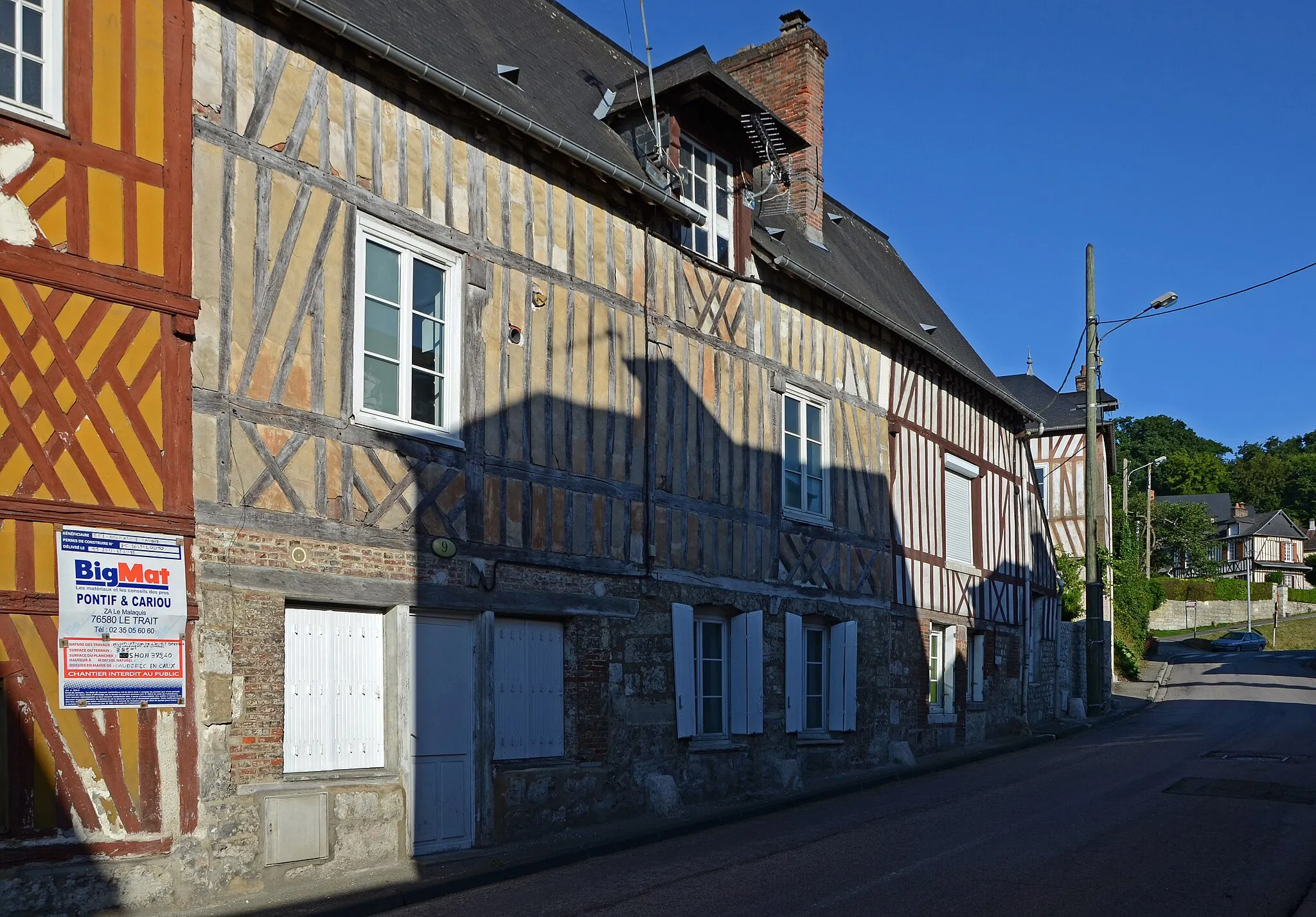 Photo showing: Immeuble 9 route du Havre à Caudebec-en-Caux, Seine-Maritime, France.