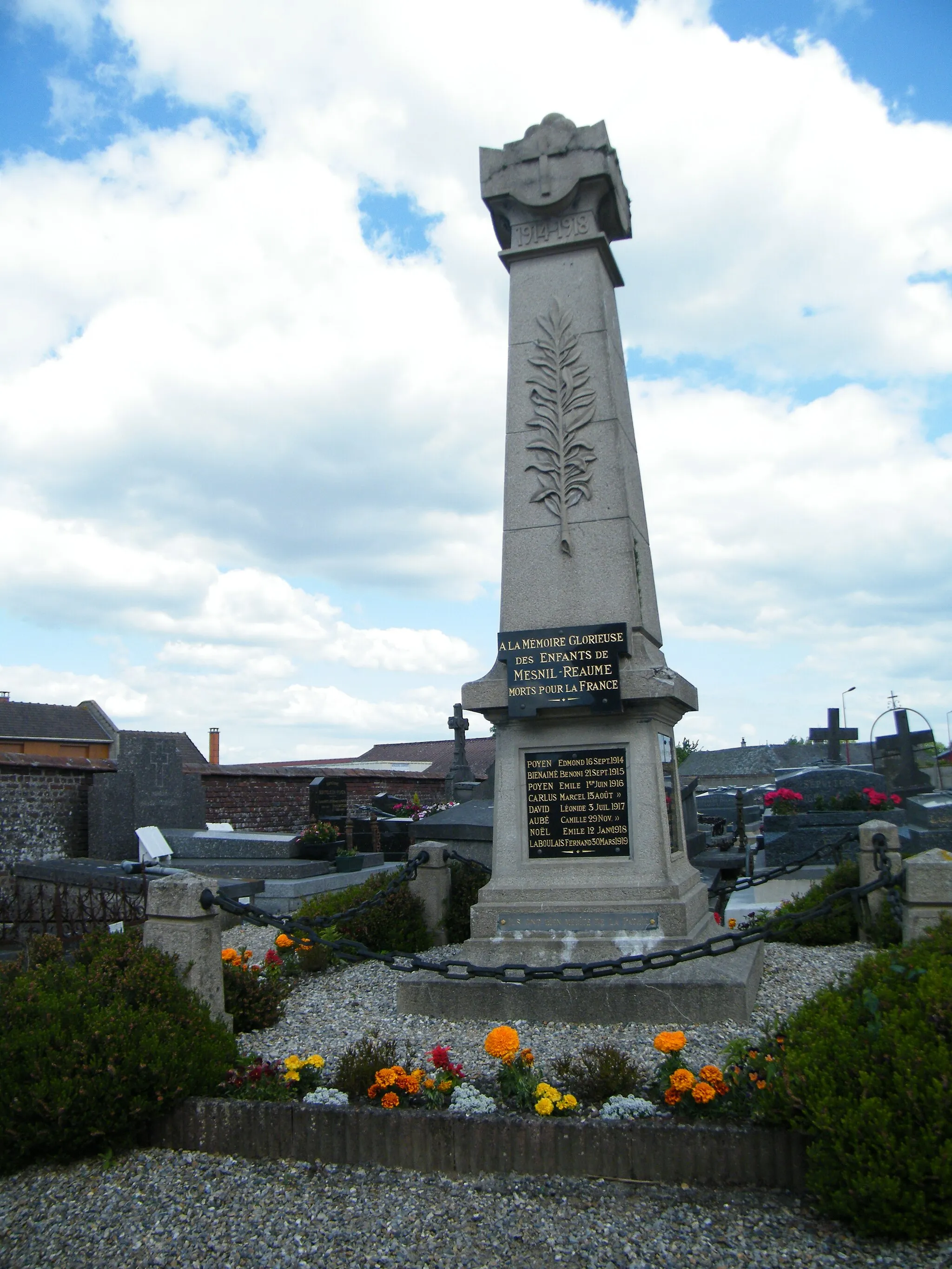 Photo showing: Monument aux morts.