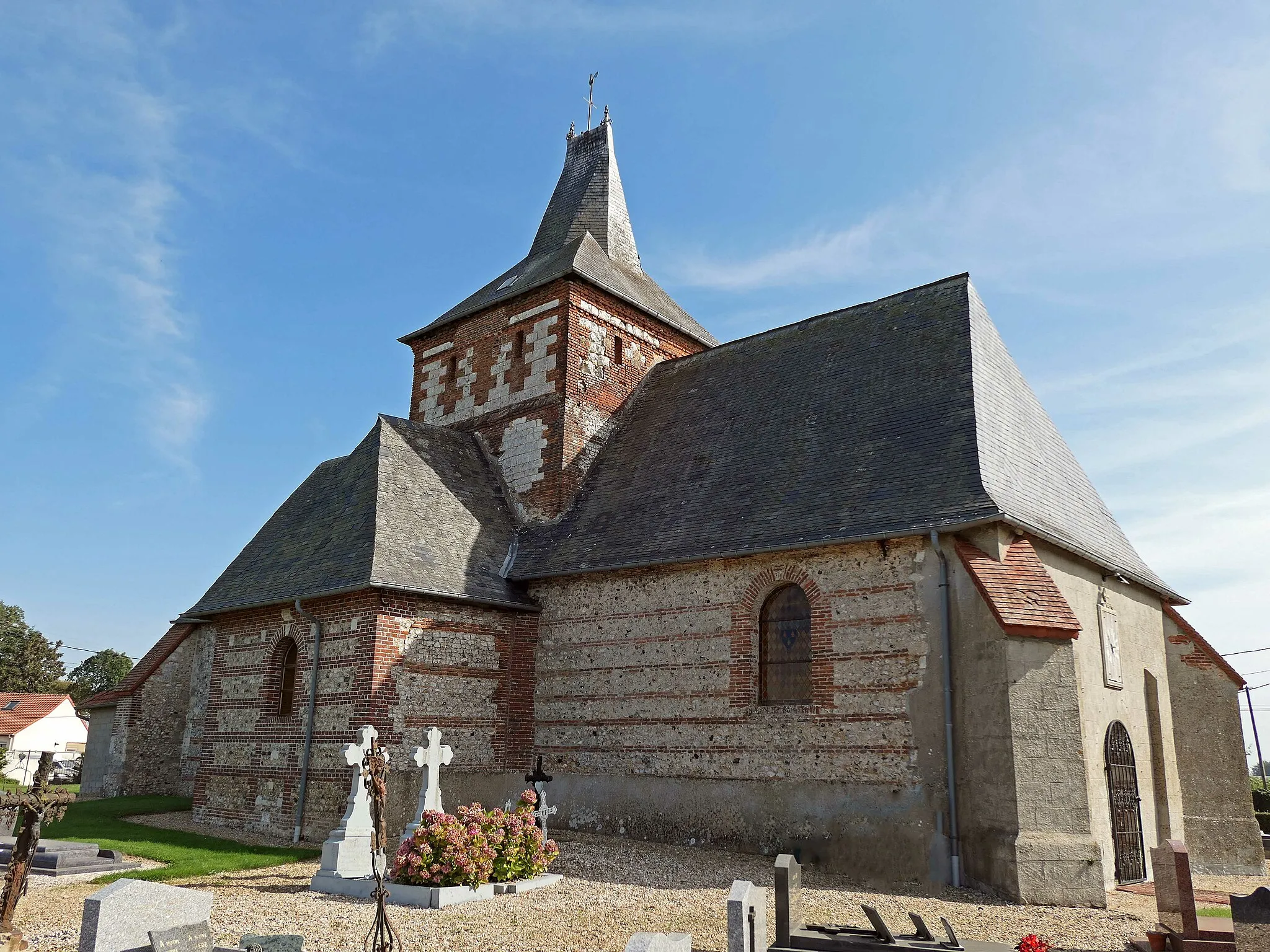 Photo showing: jolie église en pierre agrémentée de décorations et bandes en brique