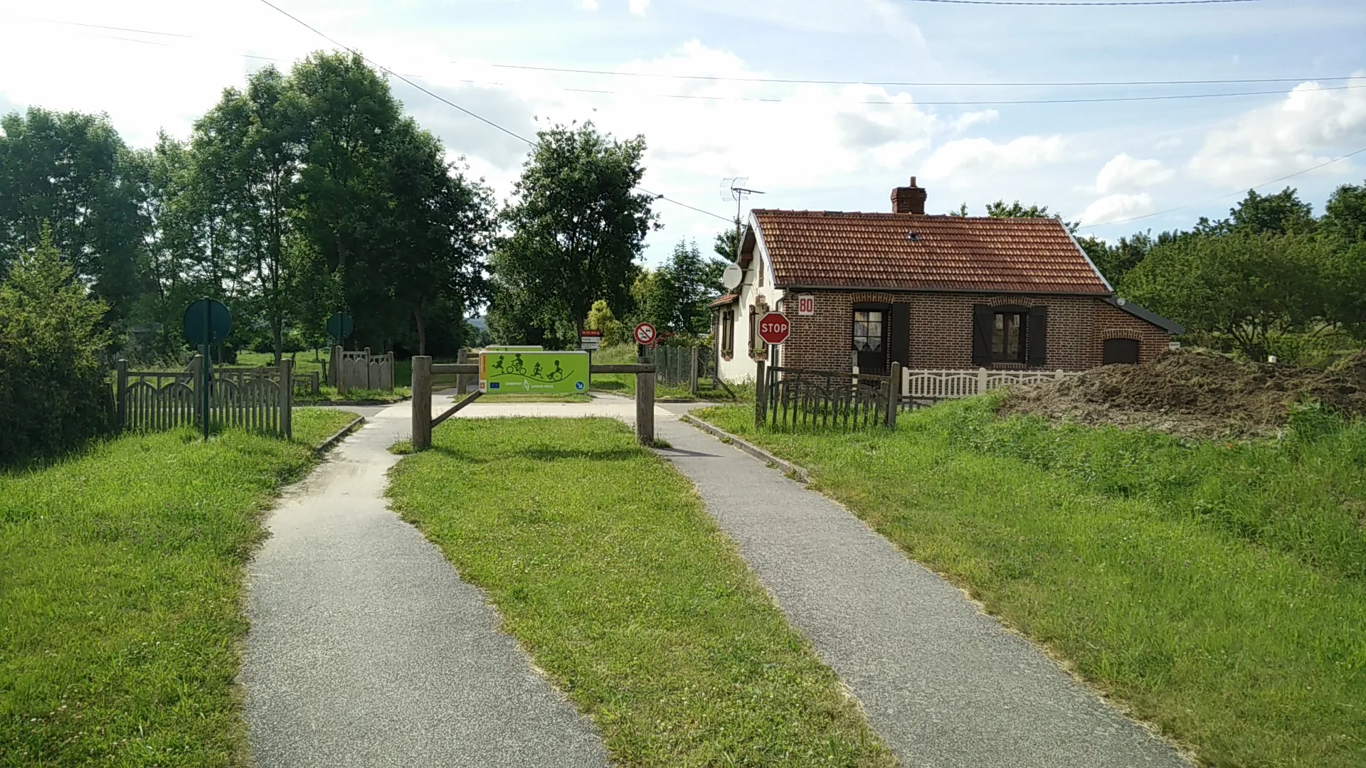 Photo showing: Avenue verte - Mesnières-en-Bray - Ancien passage à niveau