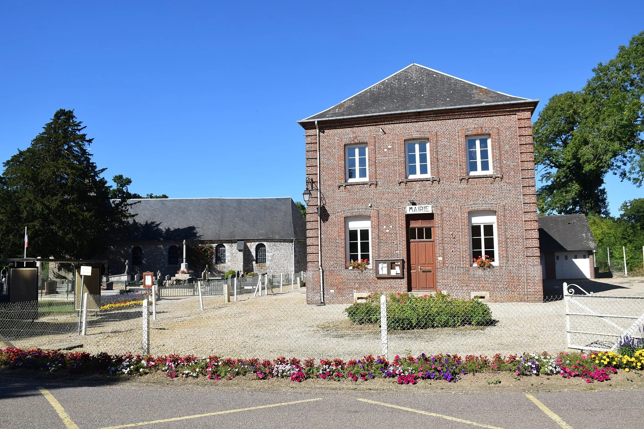 Photo showing: Mairie et église de Reuville Seine Maritime Normandie