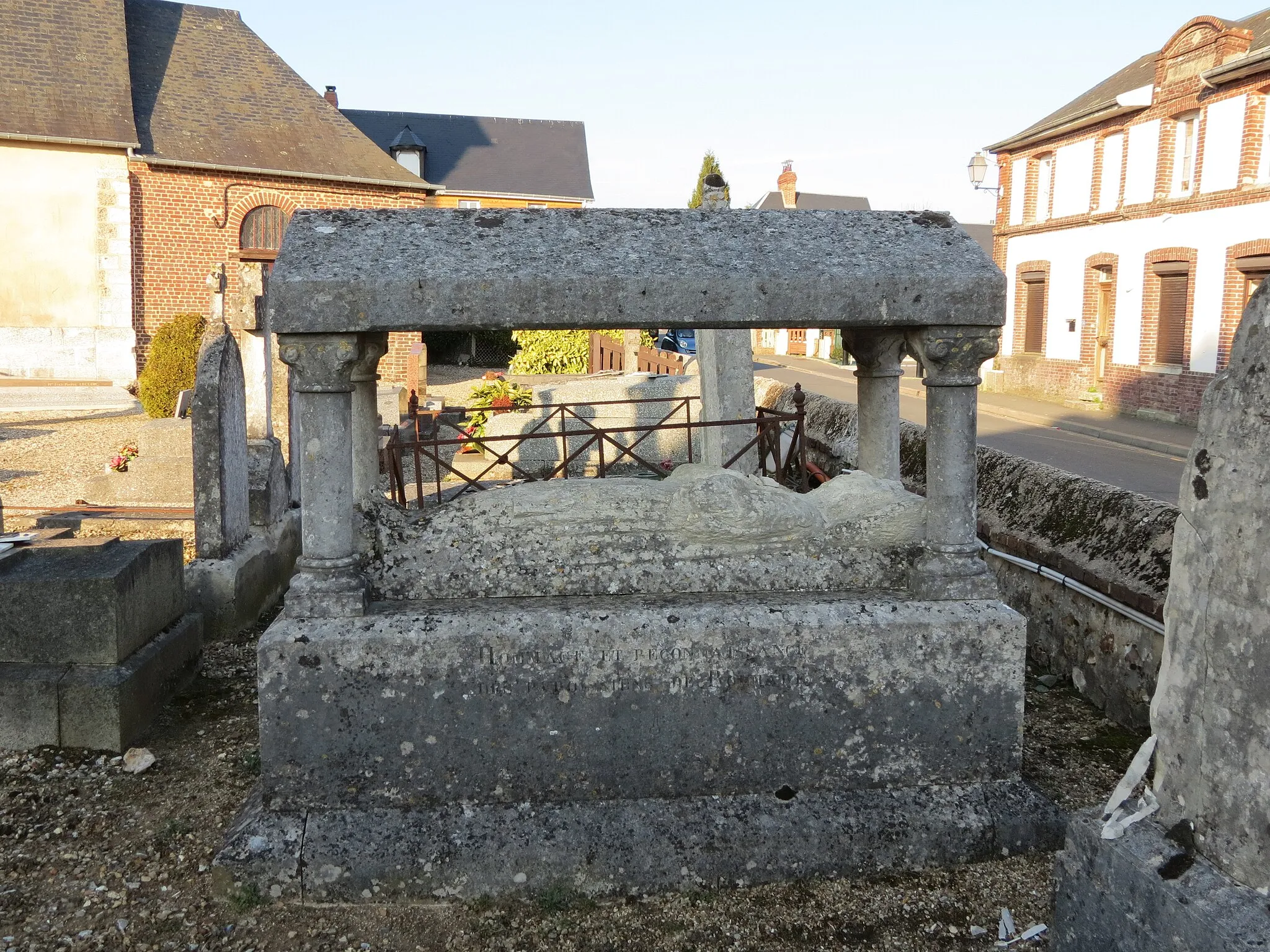 Photo showing: Tombeau avec gisant de Pierre-Adolphe Pray (1814-1885), curé de Roumare.