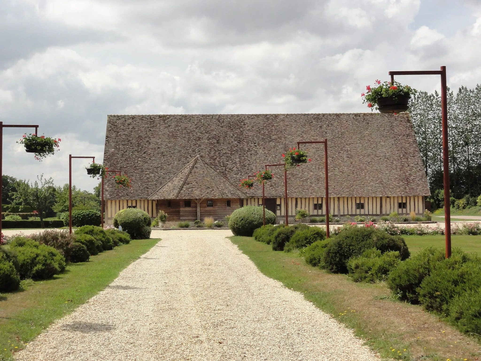 Photo showing: Auzouville-l'Esneval (Seine-Mar.) la grange dimière d'Esneval