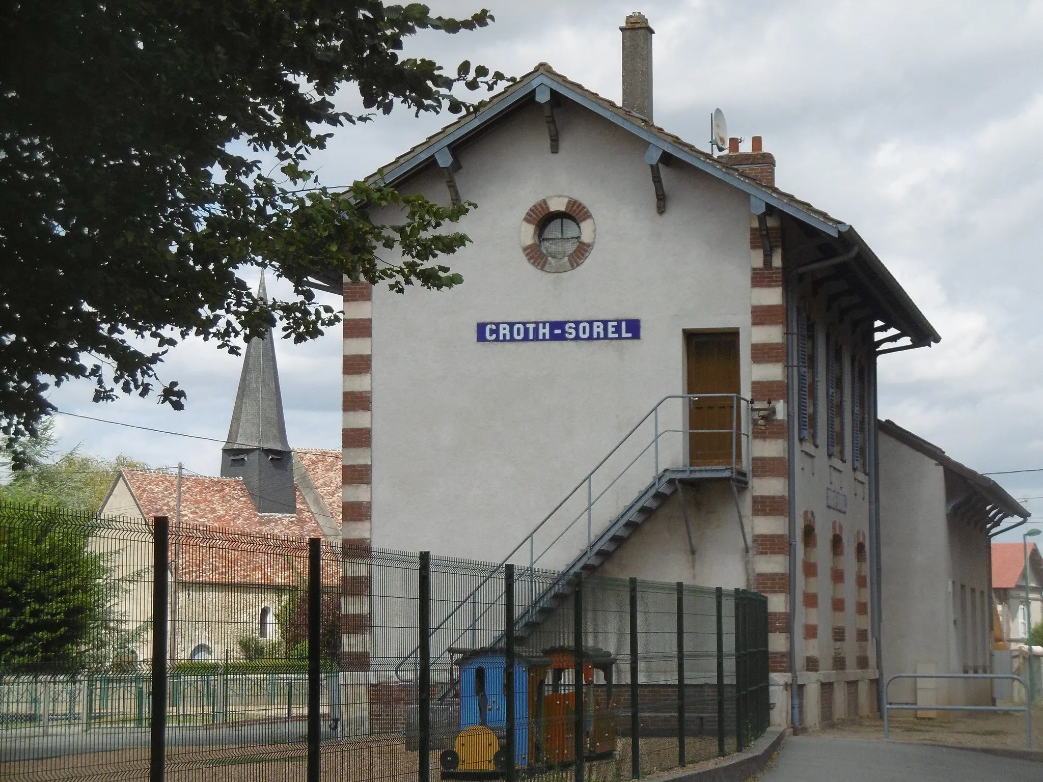 Photo showing: Croth ancienne gare et église