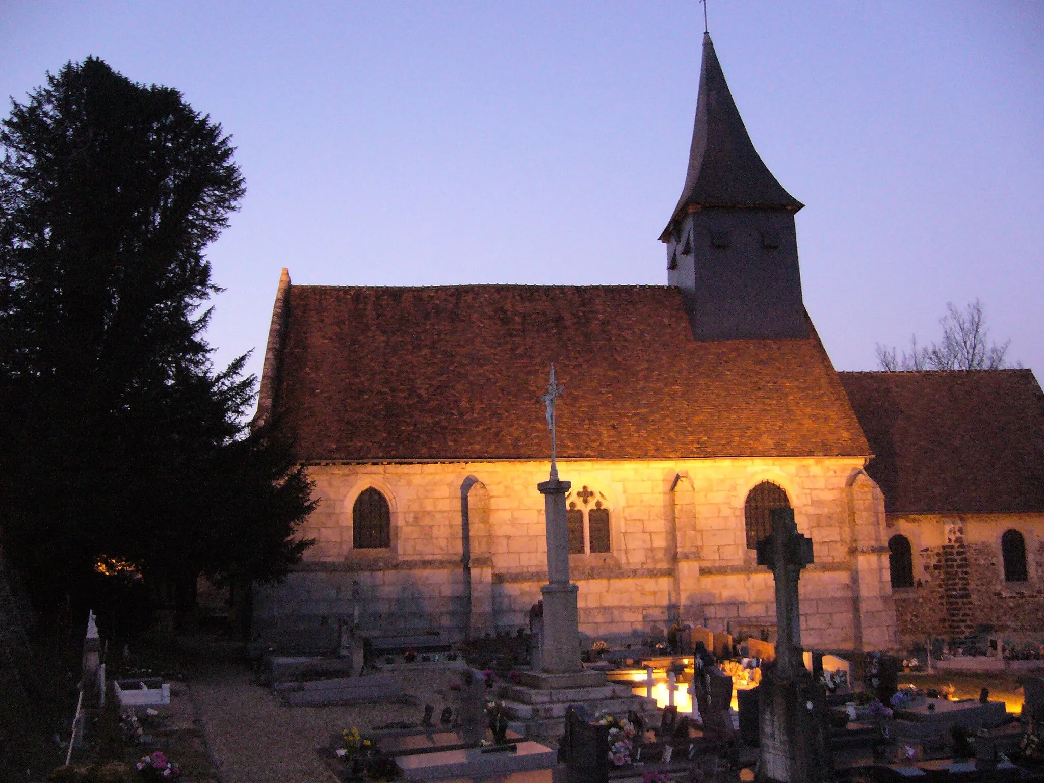 Photo showing: Parrish Church at La Ferrière-Saint-Hilaire with Old Yew