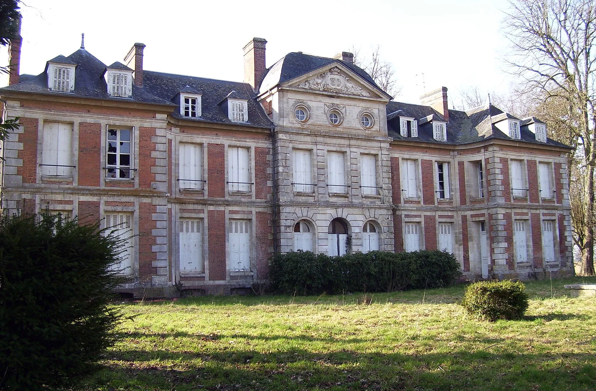 Photo showing: Front of the castle in Giverville in the french departement Eure in Upper Normandy.