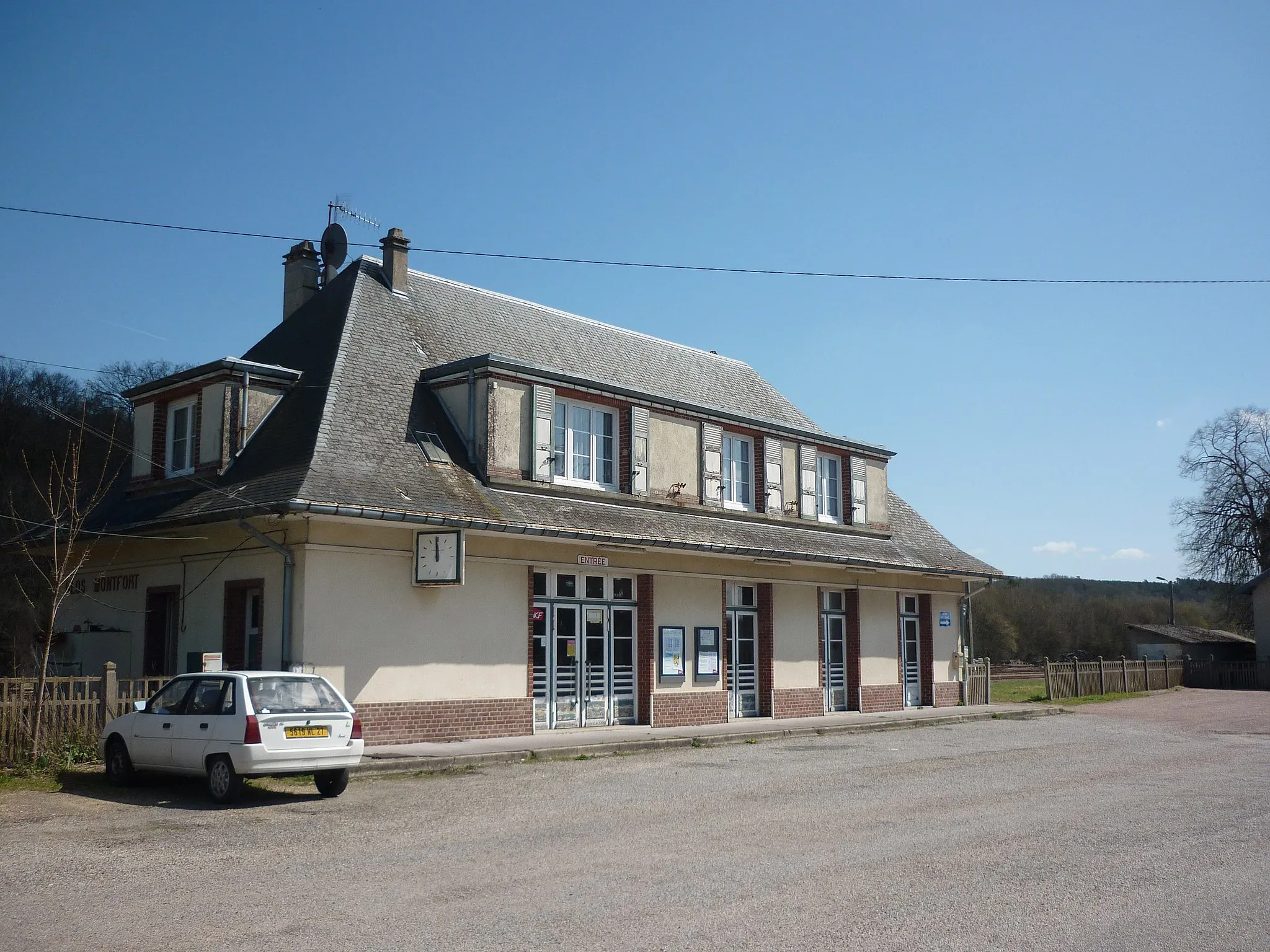 Photo showing: Bâtiment voyageurs de la gare de Glos-Monfort