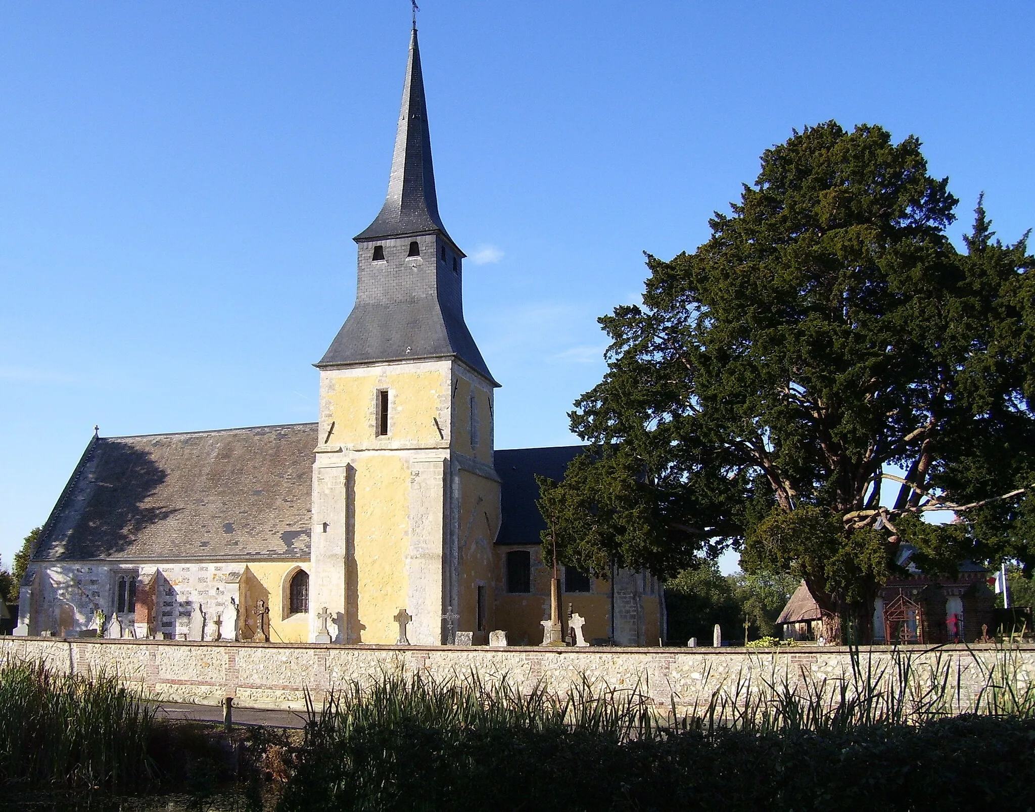 Photo showing: The church Saint-Just in Hecmanville (Eure) in France and the yew tree on the cemetery.