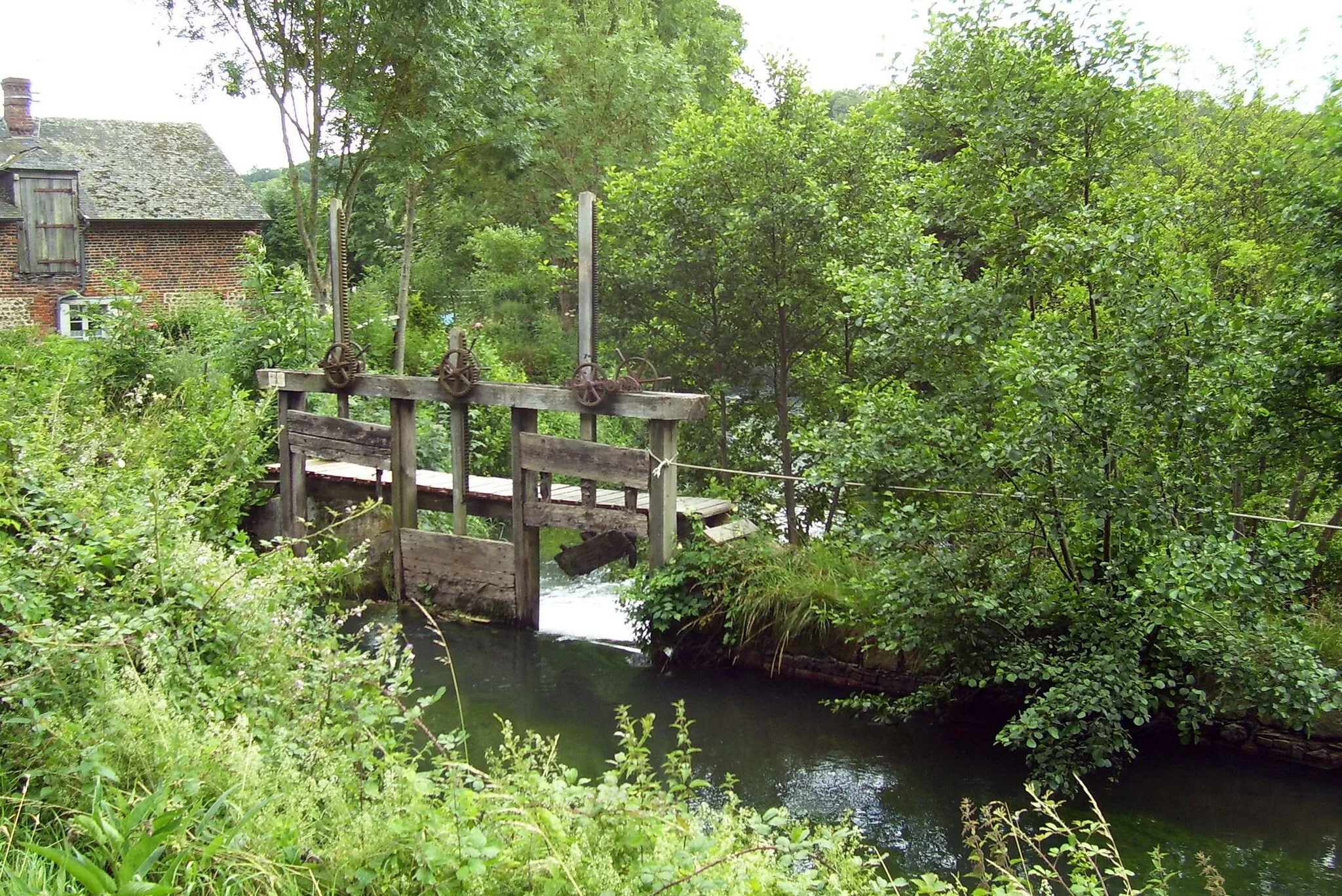 Photo showing: Weir of the Charentonne near the castle in Menneval (Eure, France).