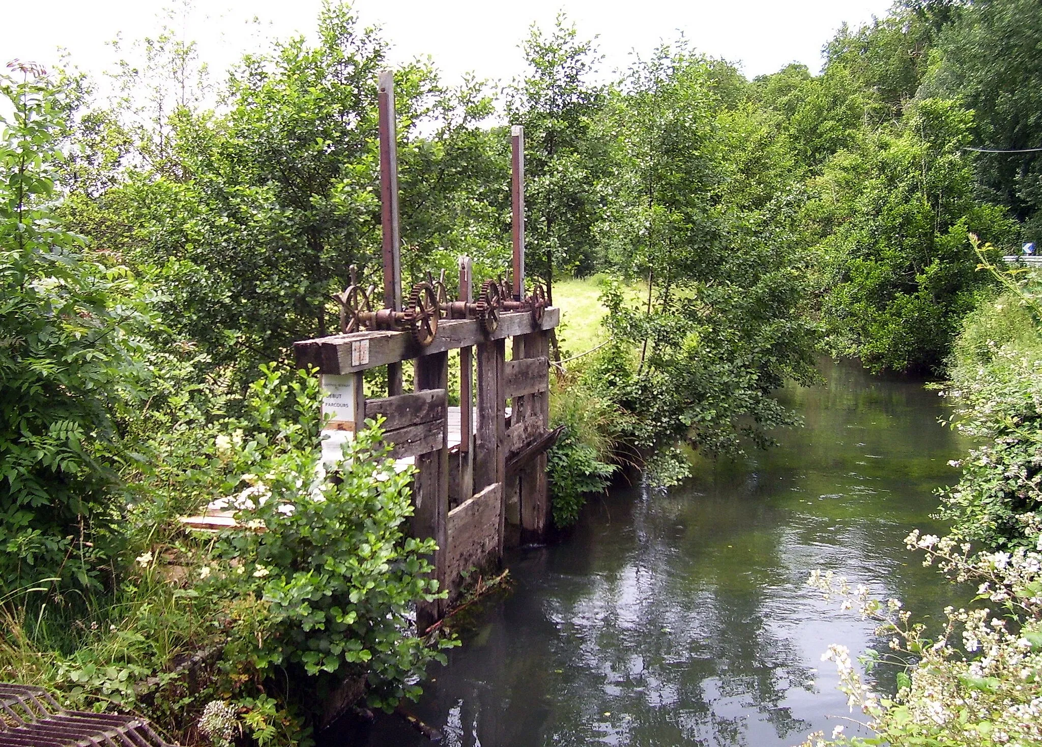 Photo showing: Weir of the Charentonne near the castle in Menneval (Eure, France).