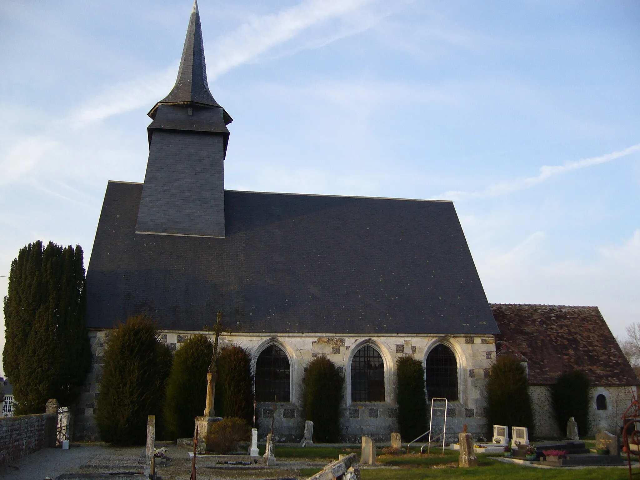 Photo showing: Parrish Church of Saint-Aubin-des-Hayes and Irish Yews, Normandy