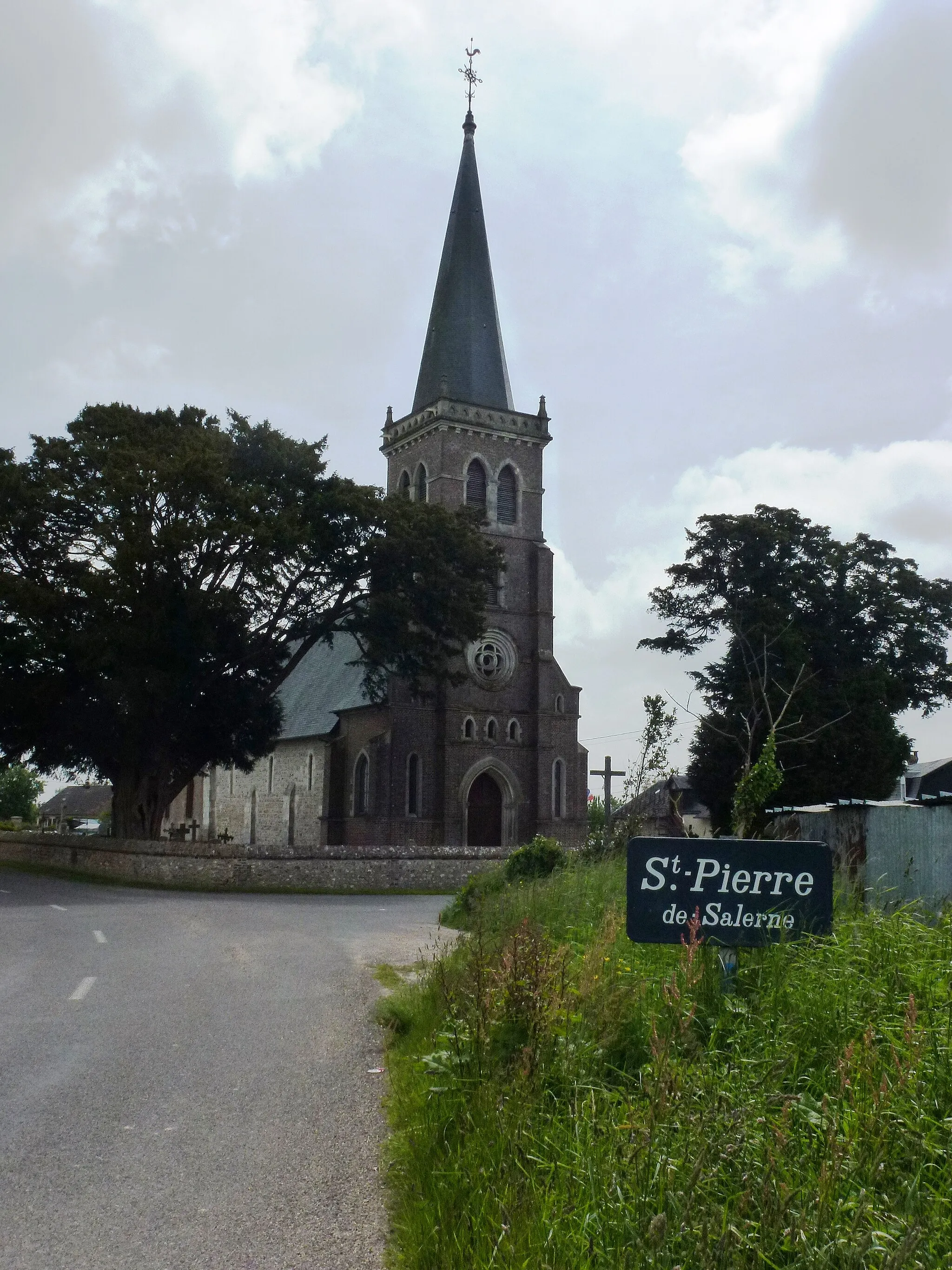 Photo showing: Saint-Pierre-de-Salerne (Eure, Fr) city limit sign et église Saint-Pierre