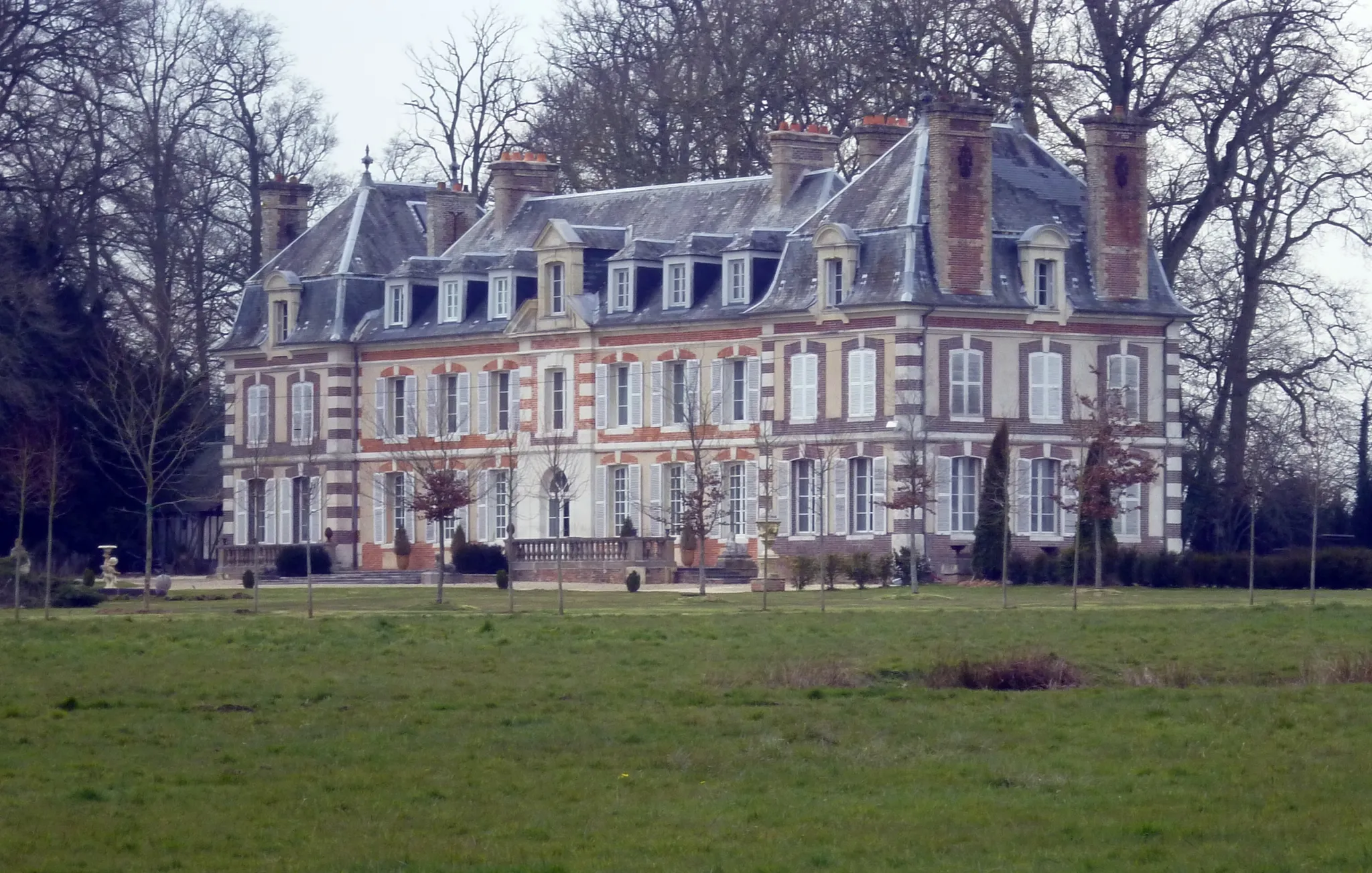 Photo showing: This manor house in Saint-Victor-d'Épine (Normandie, France) was built in the 18th century, aggrandised in the 19th century.