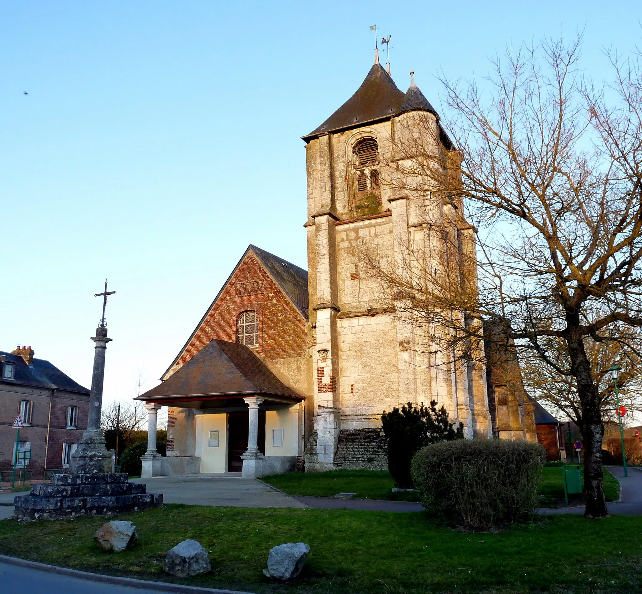 Photo showing: Église Saint-Ouen du Thuit-Signol et la croix monumentale, toutes deux classées au titre des monuments historiques.