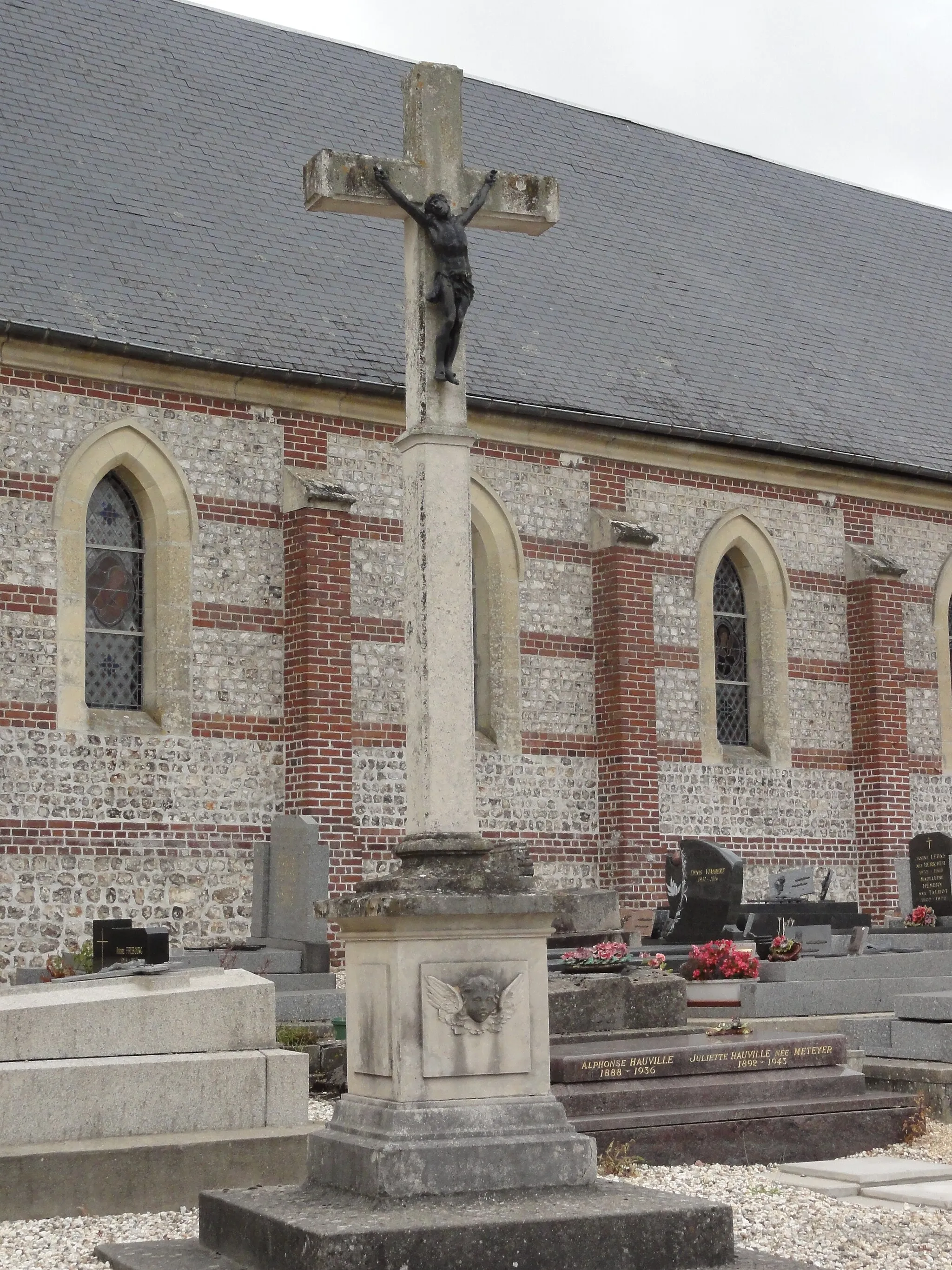 Photo showing: Houquetot (Seine-Mar.) église et croix de cimetière