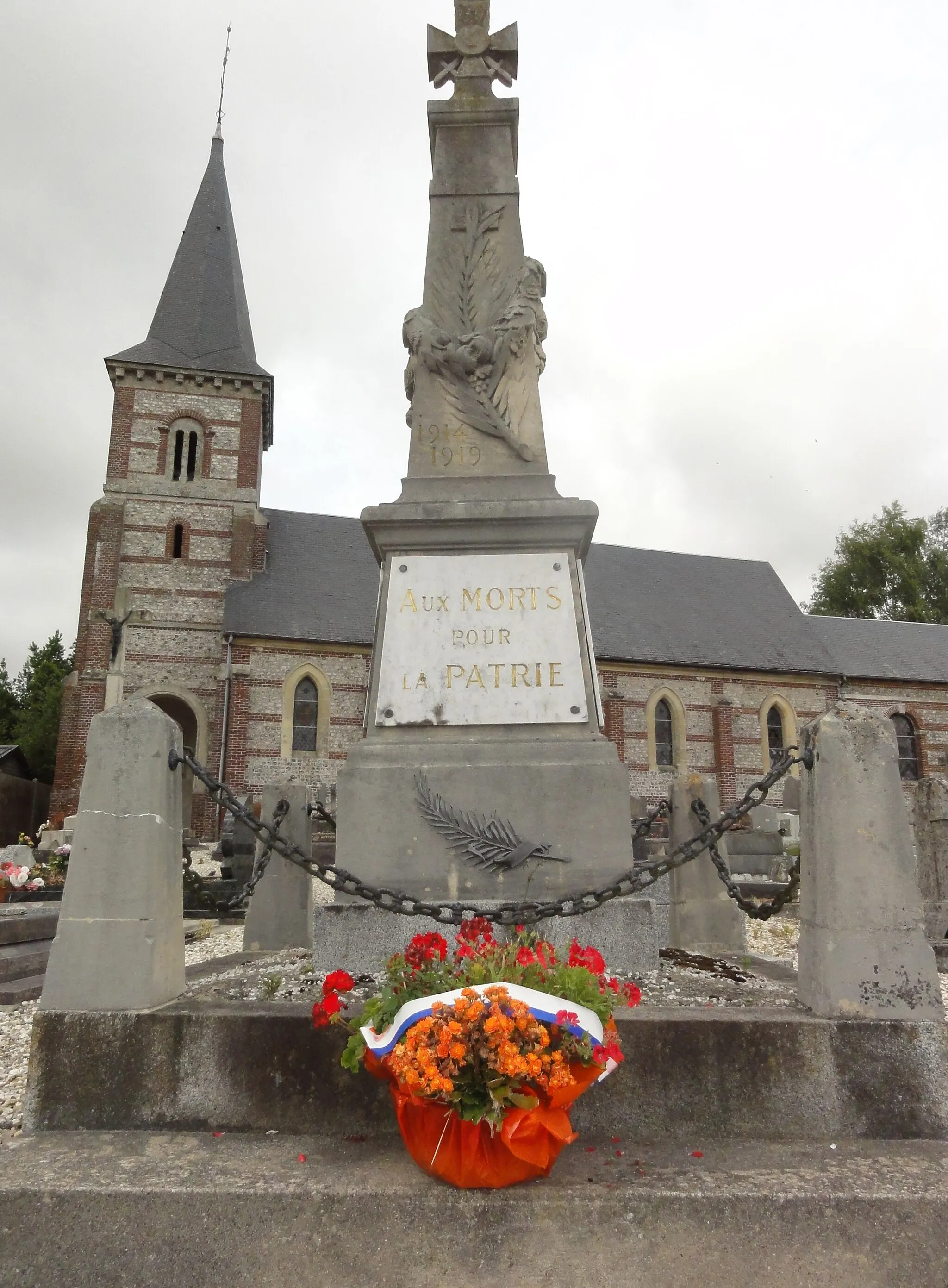 Photo showing: Houquetot (Seine-Mar.) église et monument aux morts
