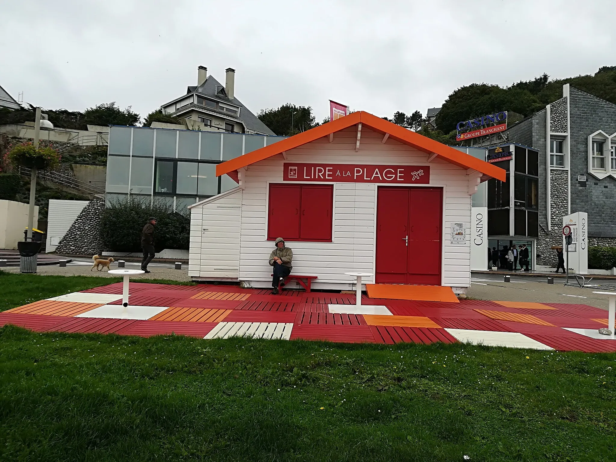 Photo showing: Lire à la plage - Yport