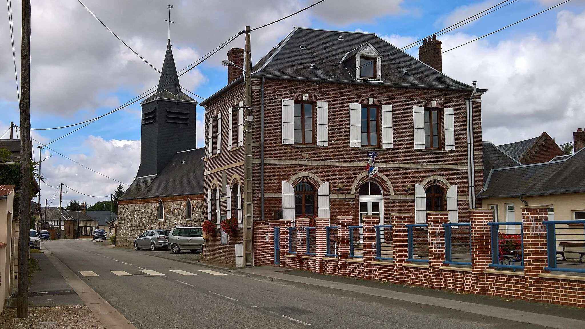 Photo showing: Broquiers - Mairie-école et église