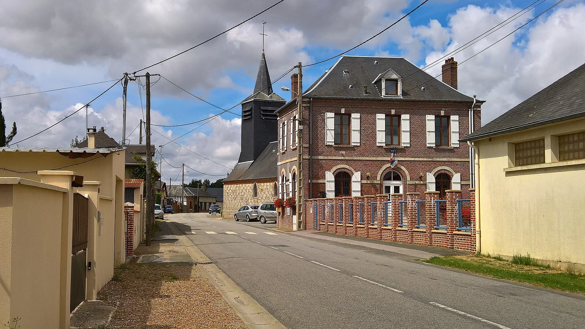 Photo showing: Broquiers - Mairie-école et église