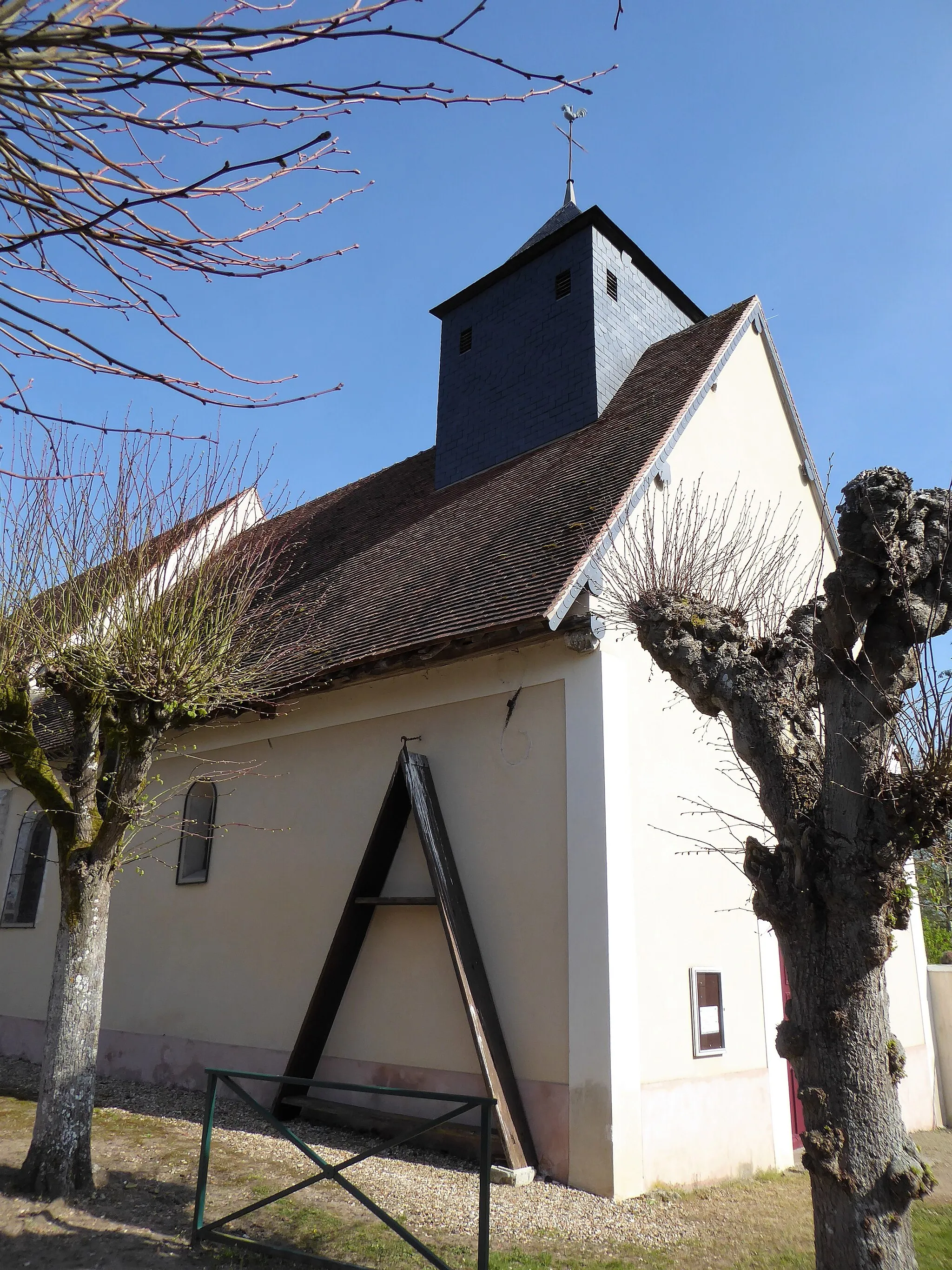 Photo showing: Clocher et mur nord de l'église Saint-Pierre de Saussay, Eure-et-Loir, France.