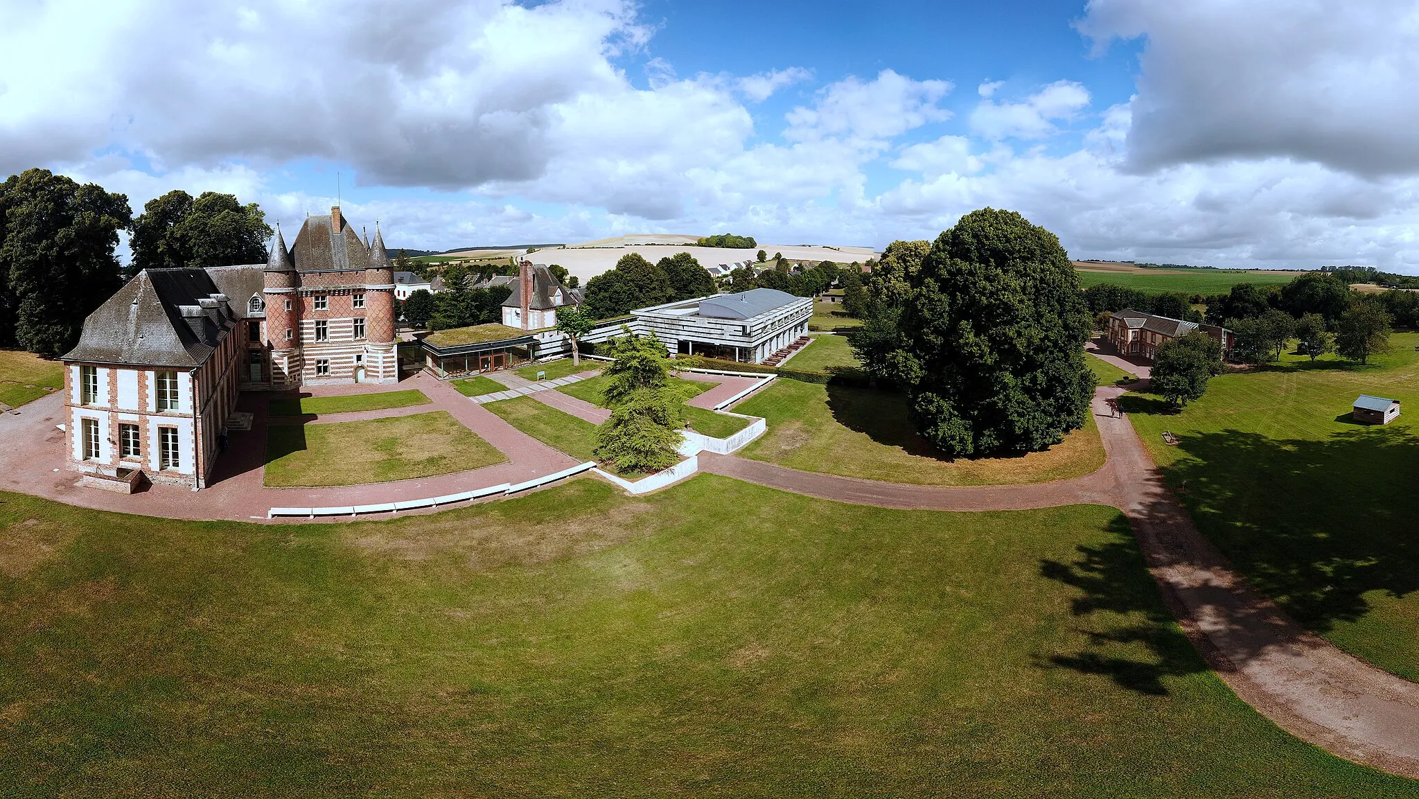 Photo showing: Vue aérienne du Manoir d'orgueil