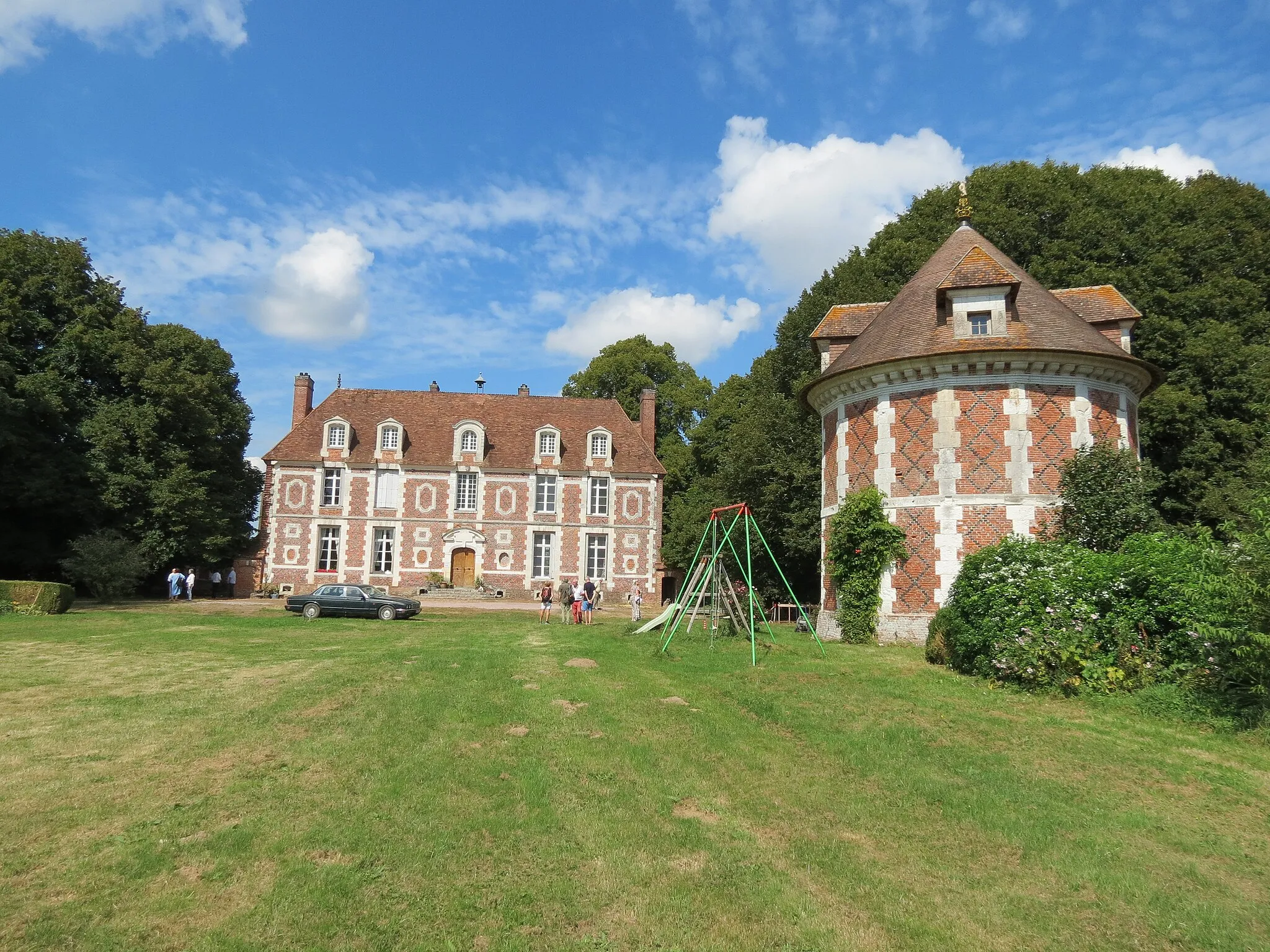 Photo showing: Le château des Mortiers et son colombier.