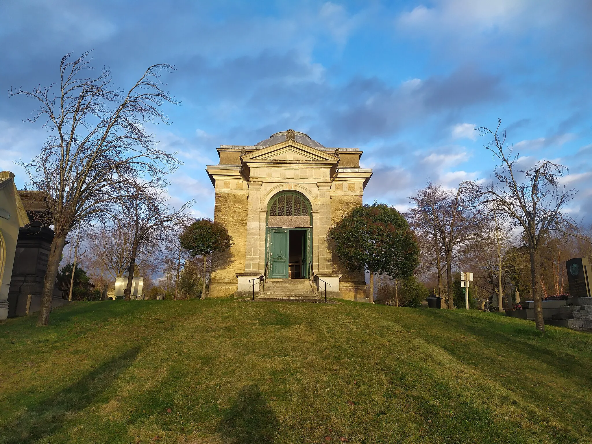 Photo showing: Vue du cimetière monumental à Rouen : ancienne chapelle, aujourd'hui Colombarium