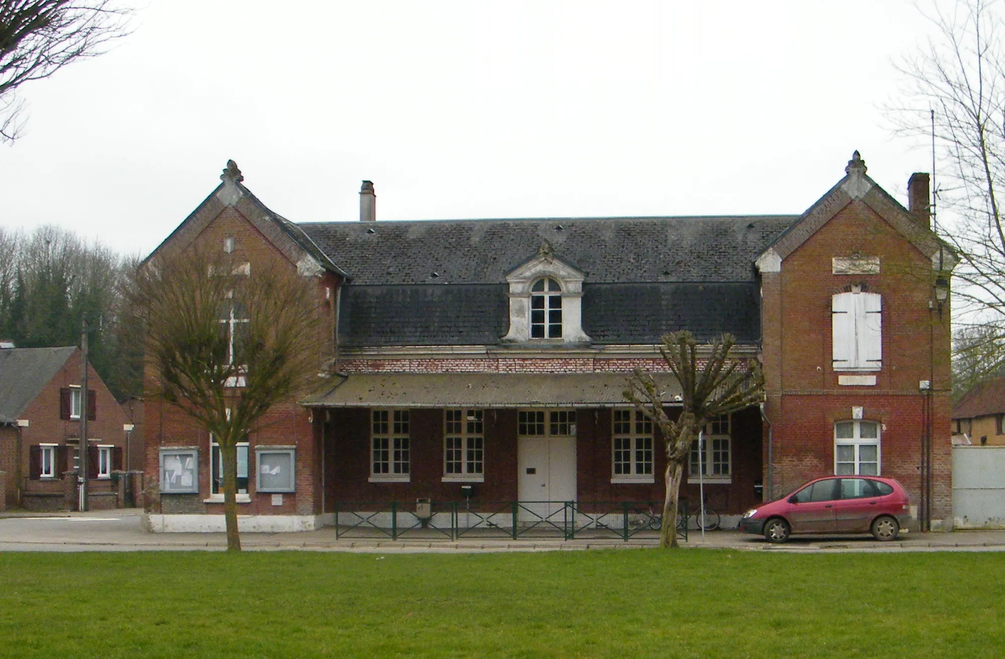 Photo showing: Mairie-école, sur la place communale