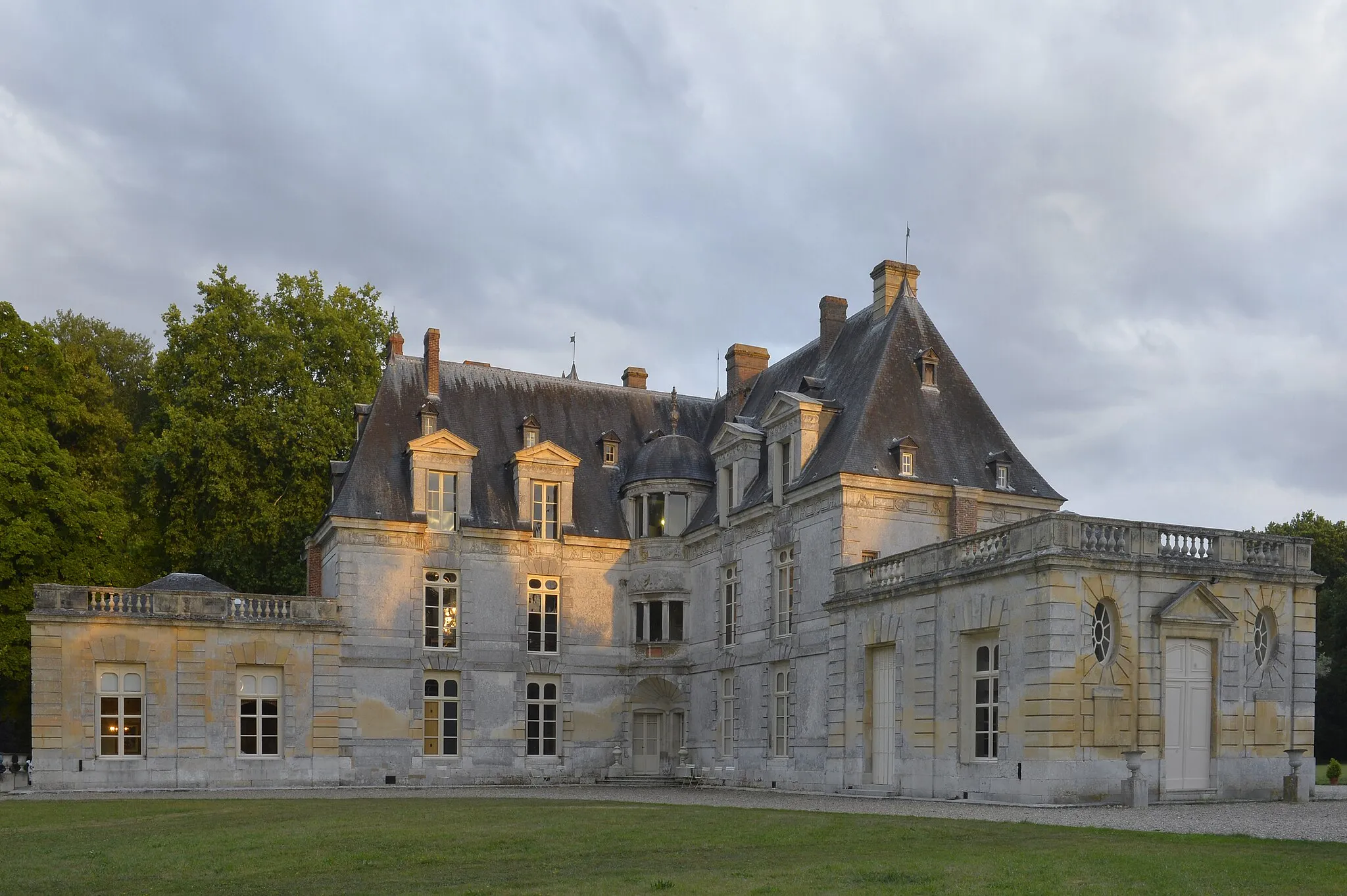 Photo showing: Au milieu du XVIème siècle, Anne de Laval, membre de la prestigieuse famille des Montmorency, cousine du roi de France Henri II et dame d’honneur de Catherine de Médicis fit construire dans un site préservé – où chaleur, verdure et eaux vives se conjuguent – une “Maison des champs” en s’inspirant de l’éternel amour envers son mari, Louis de Silly, seigneur de la Roche-Guyon.