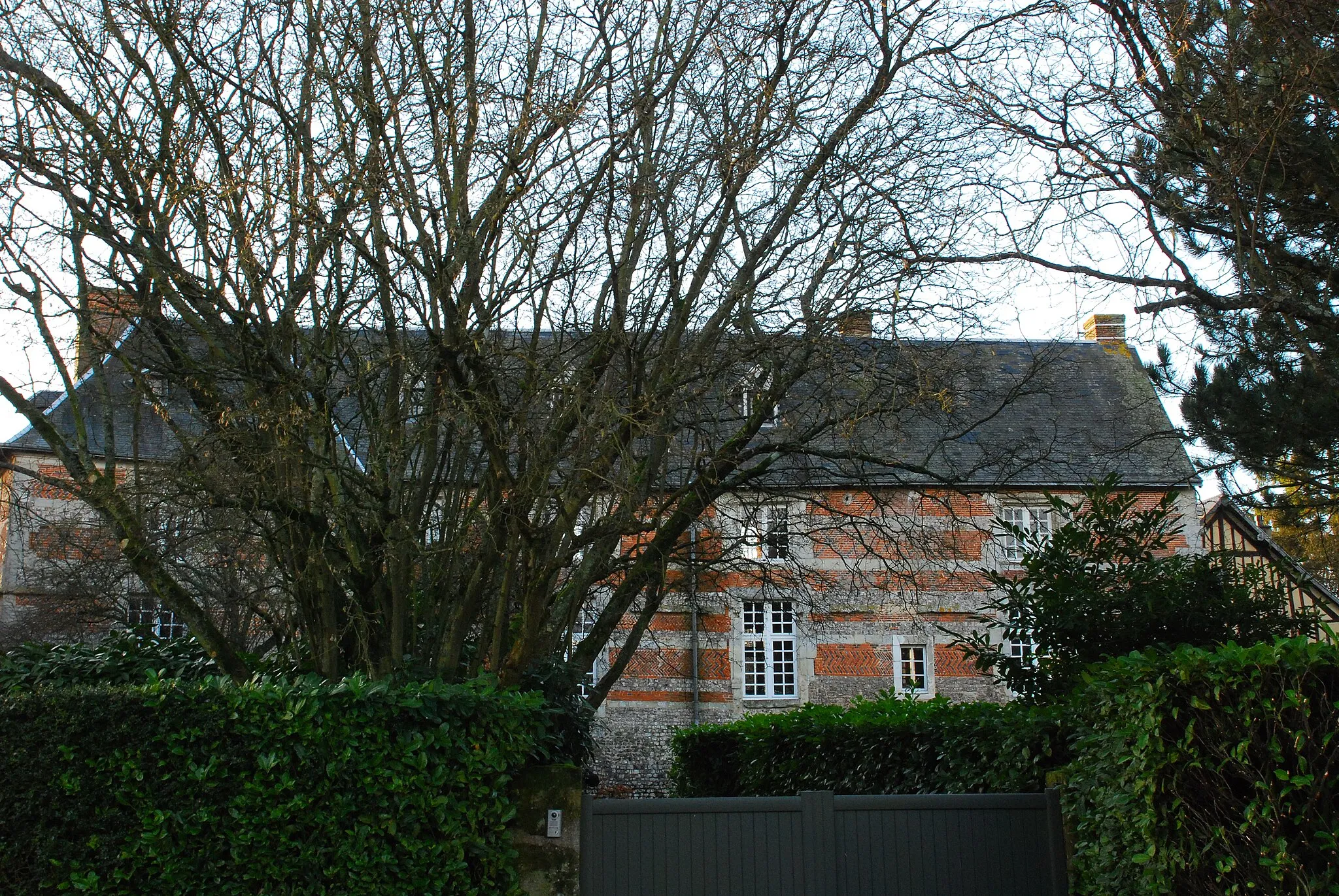 Photo showing: This building is indexed in the base Mérimée, a database of architectural heritage maintained by the French Ministry of Culture, under the reference PA76000013 .