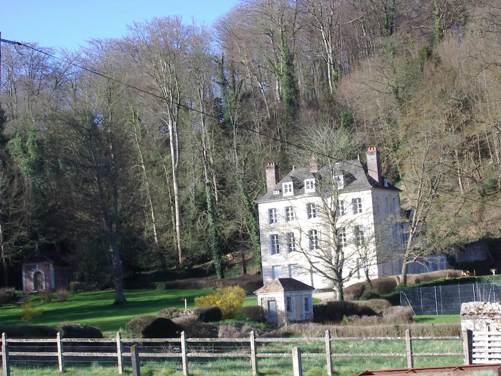 Photo showing: Une maison à l'entrée du village des Préaux