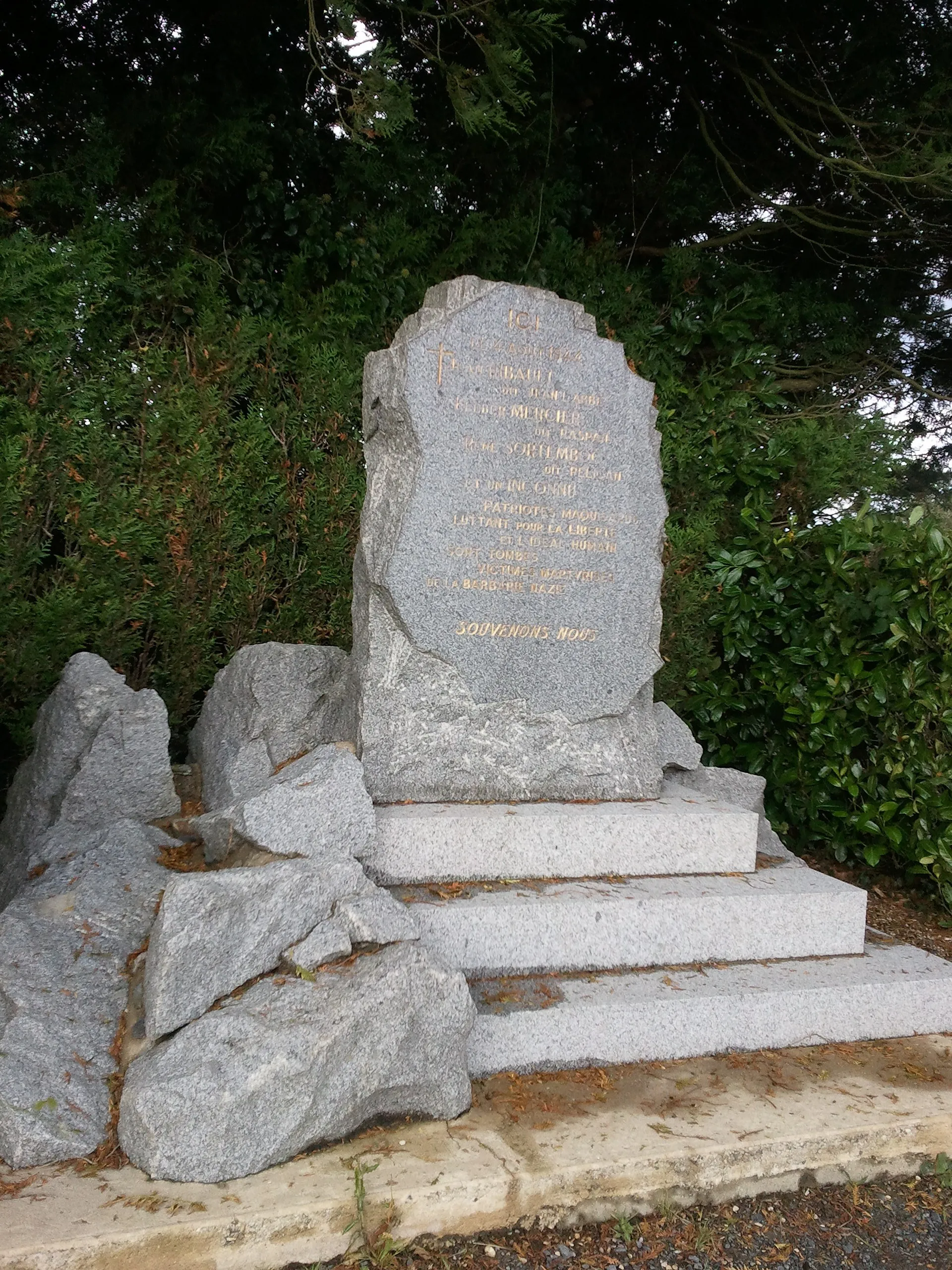 Photo showing: Près d'Épaignes, un monument à la mémoire de 4 résistants membres du Maquis Surcouf fusillés par les Allemands